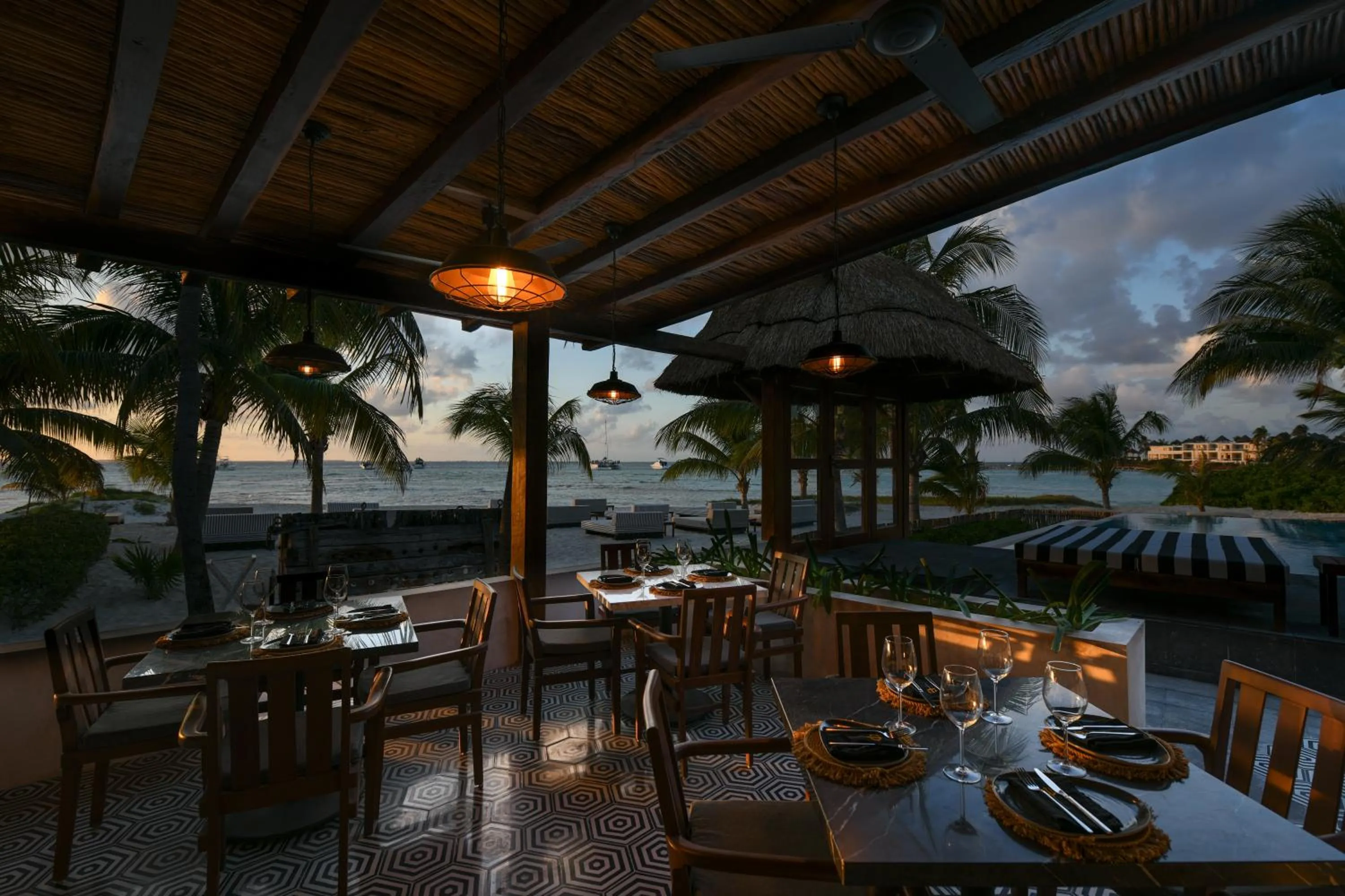 Restaurant/places to eat in Casa del Jaguar Beach Hotel