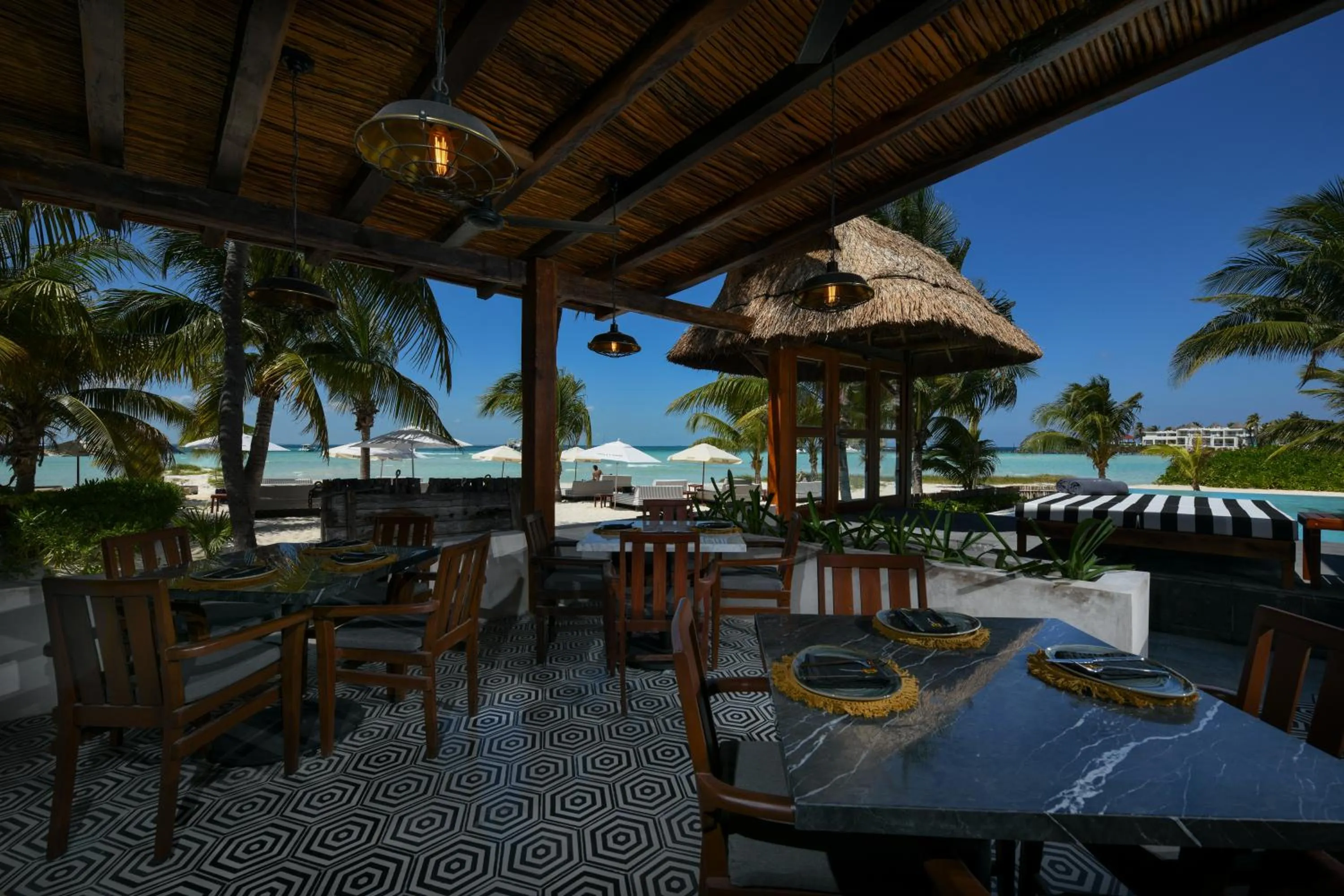 Restaurant/places to eat in Casa del Jaguar Beach Hotel