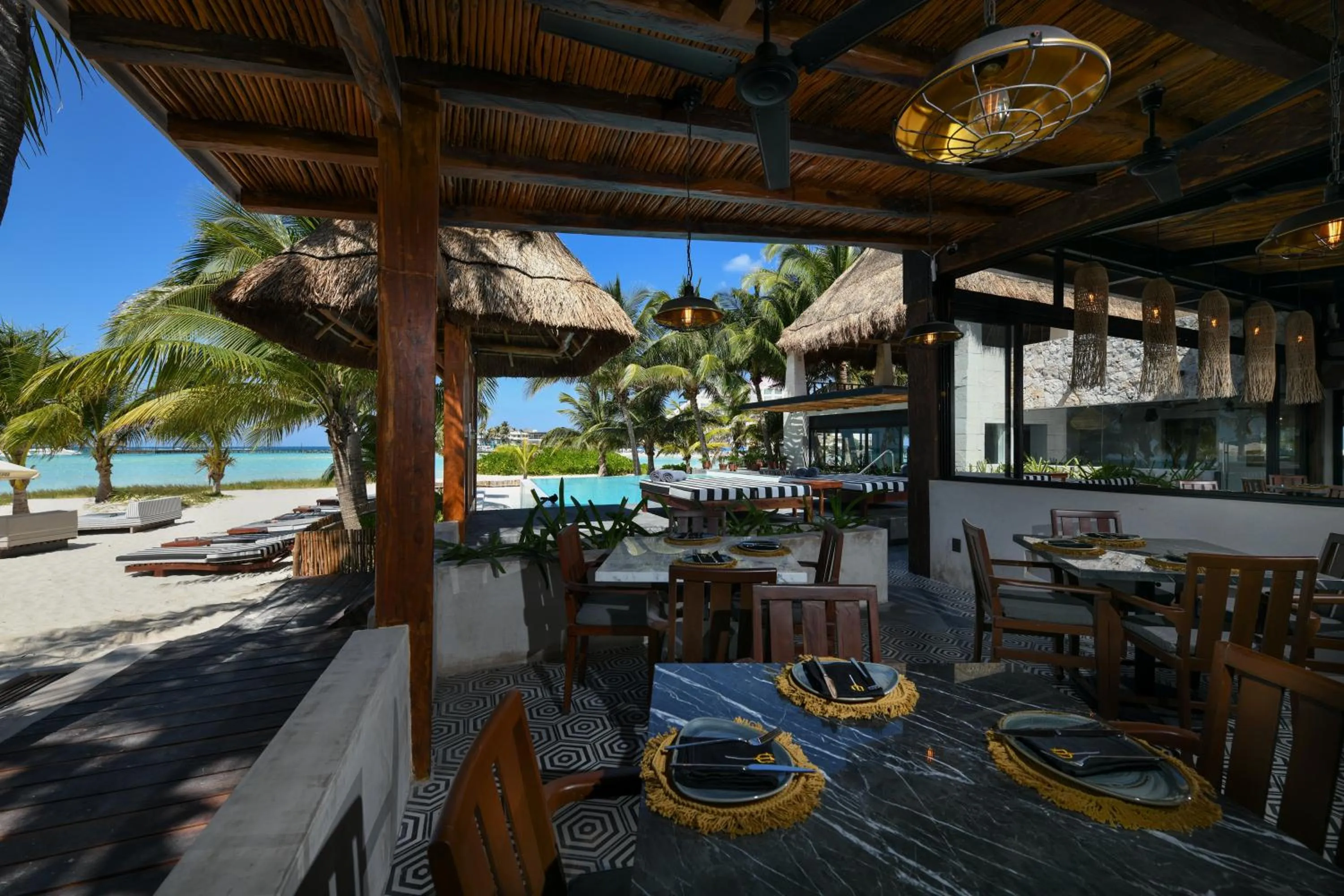 Restaurant/places to eat in Casa del Jaguar Beach Hotel