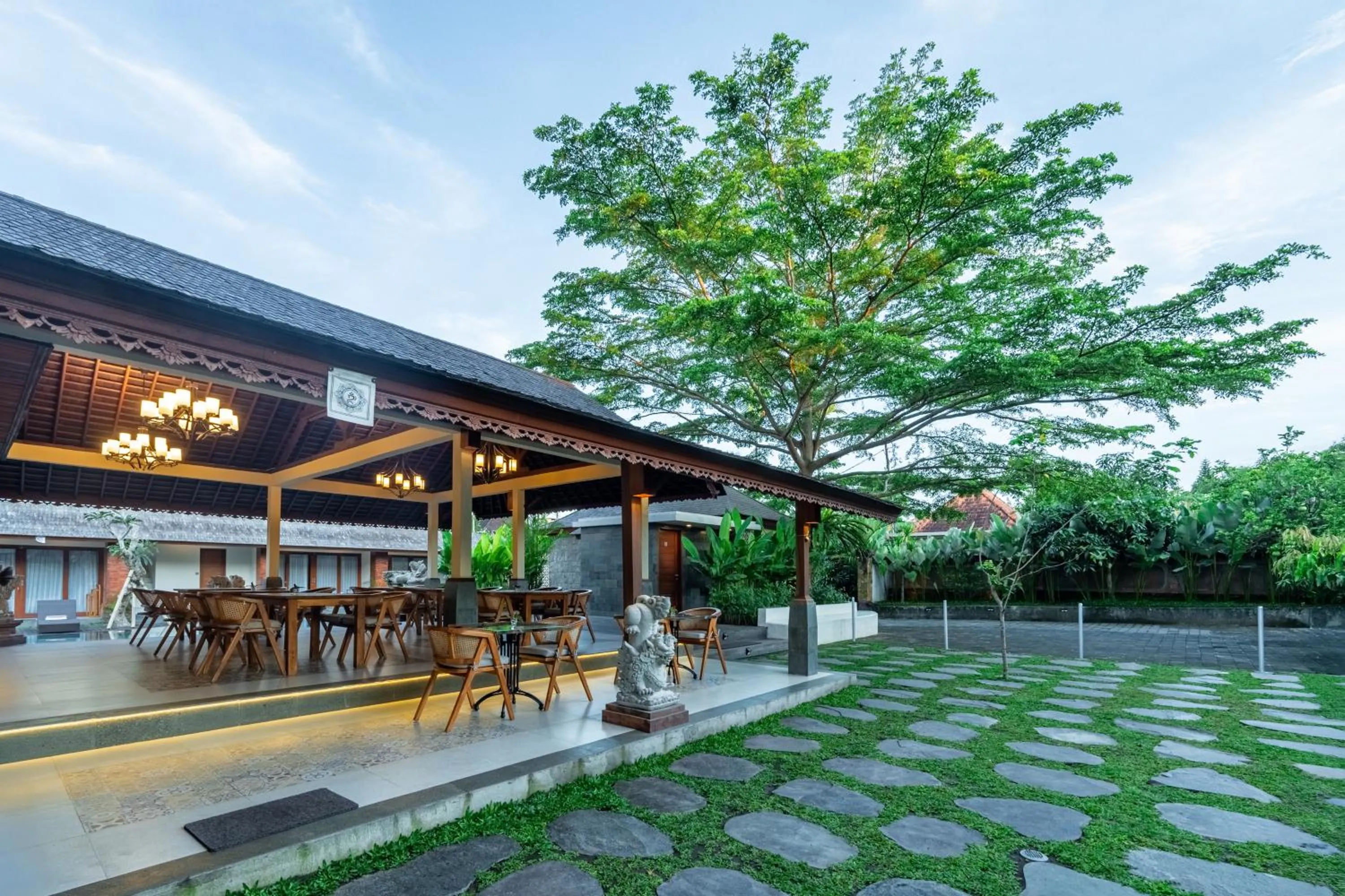 Restaurant/places to eat in Puri Andong Villa