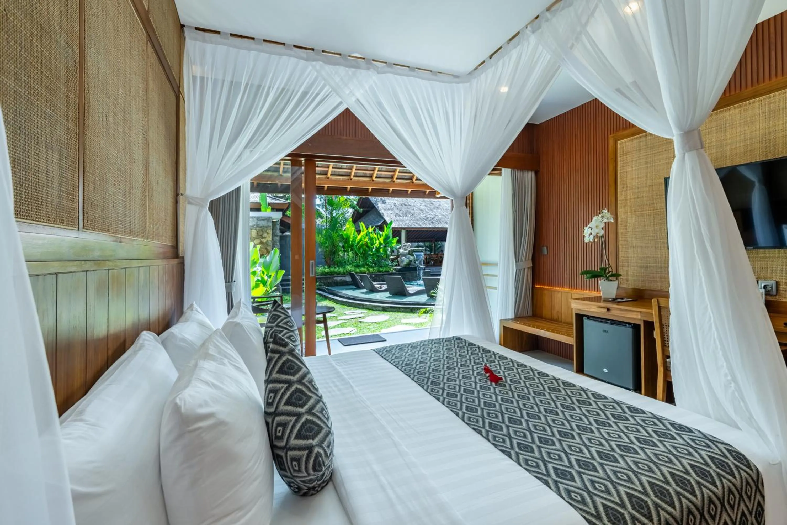 TV and multimedia, Bed in Puri Andong Villa
