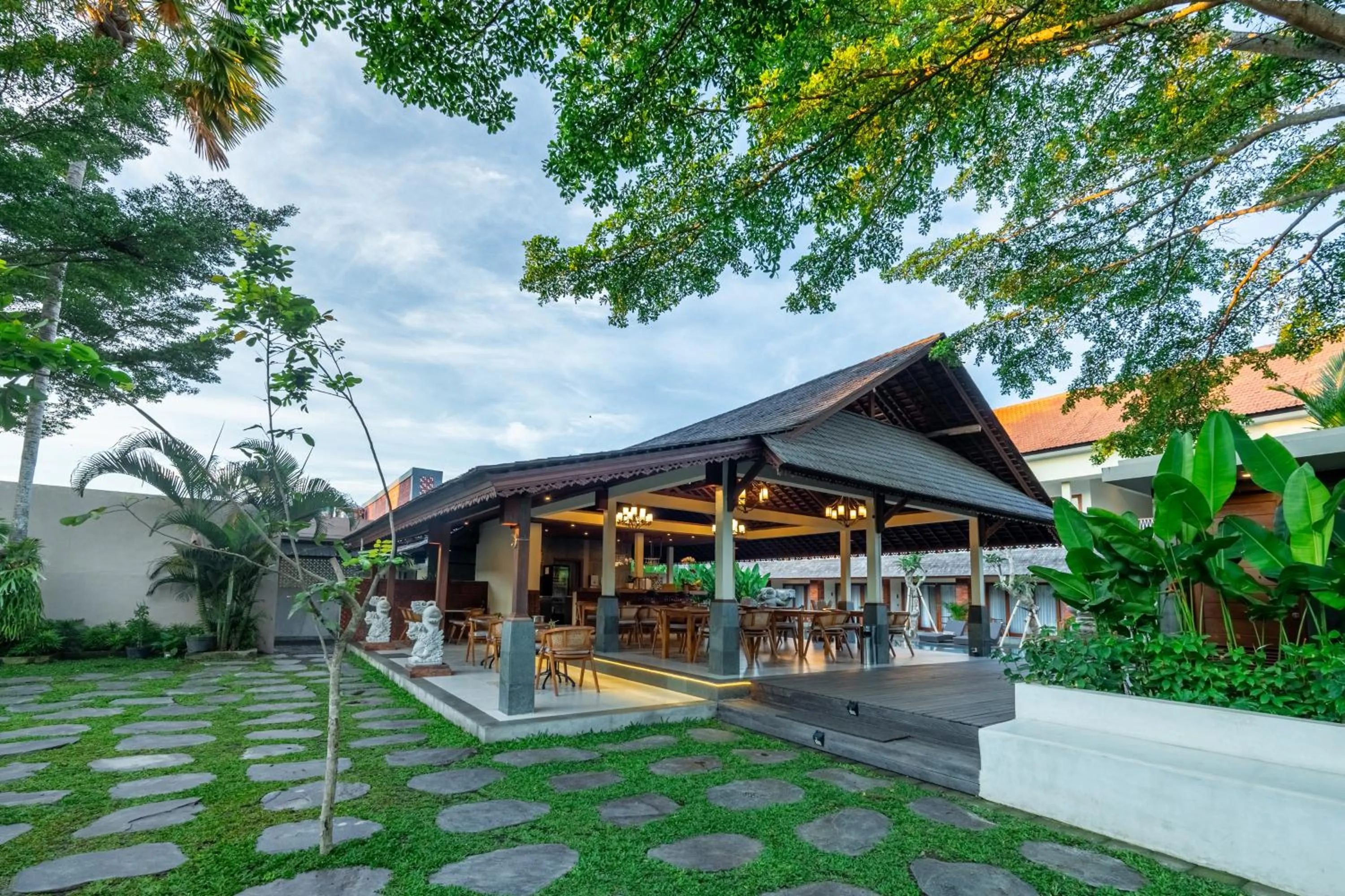 Restaurant/places to eat in Puri Andong Villa