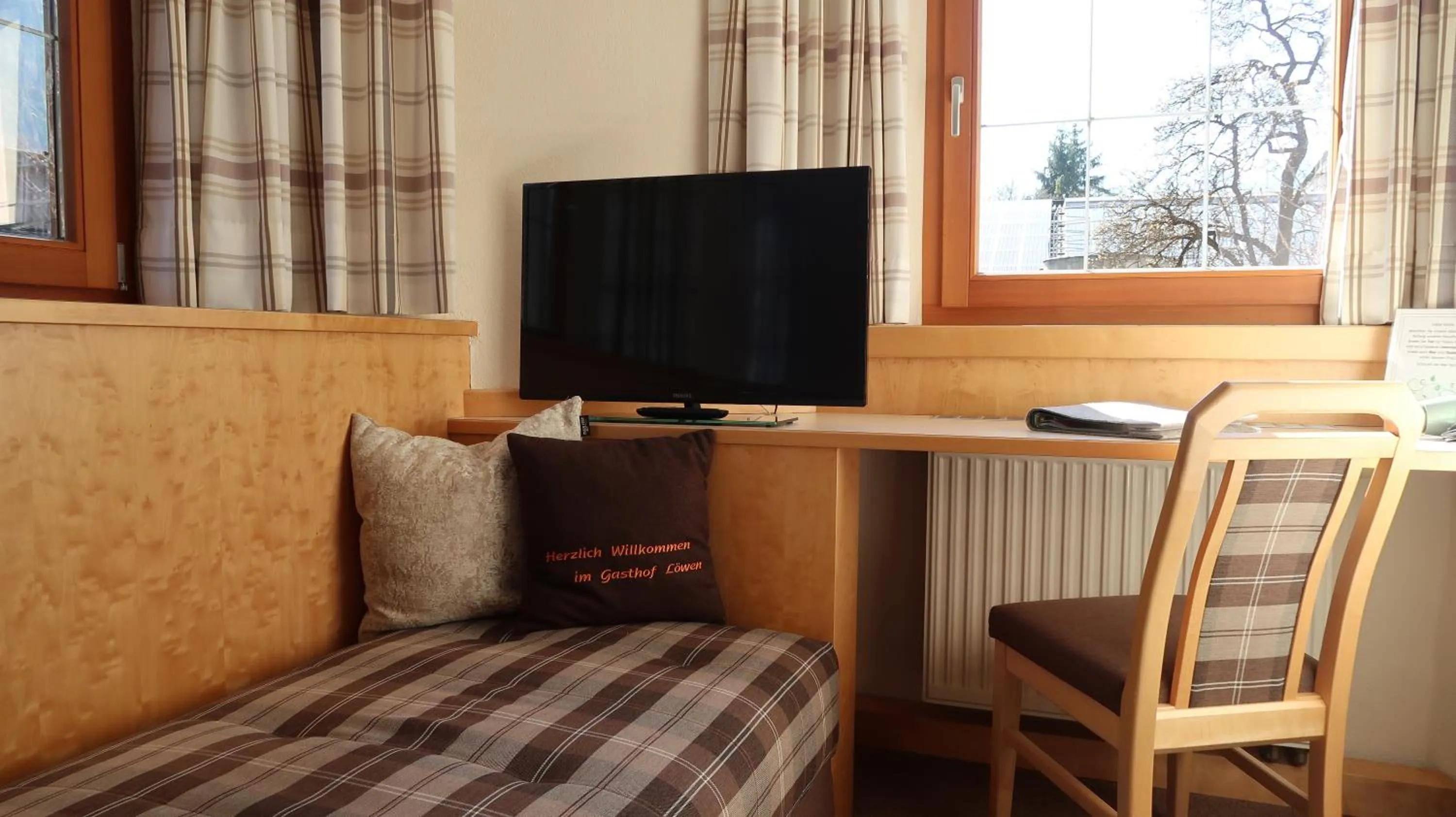 Seating area, Bed in Hotel Garni Löwen