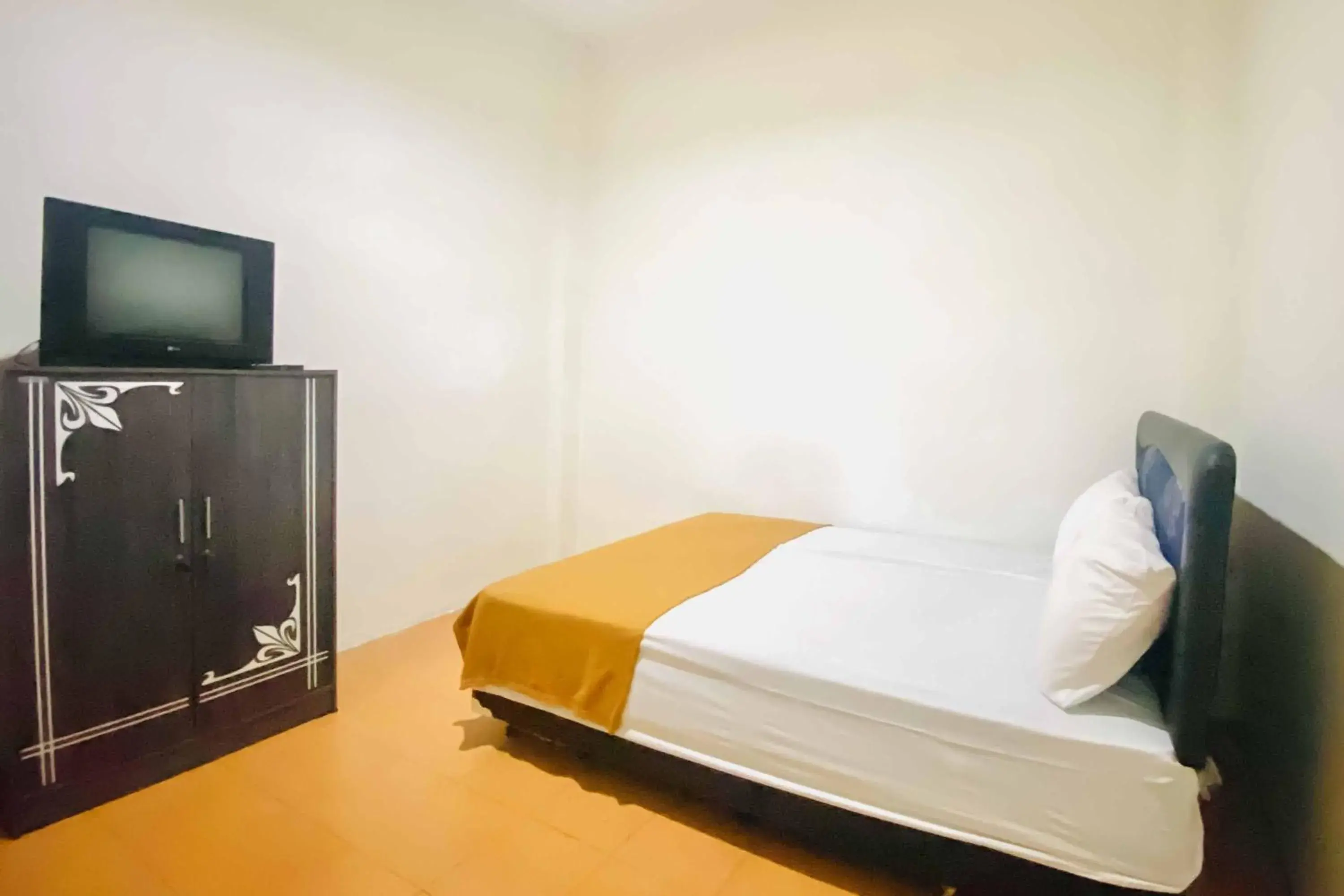 Standard Double Room in Kanca Homestay Syariah RedPartner near GOR Untung Suropati Standard Double Room in Kanca Homestay Syariah RedPartner near GOR Untung Suropati