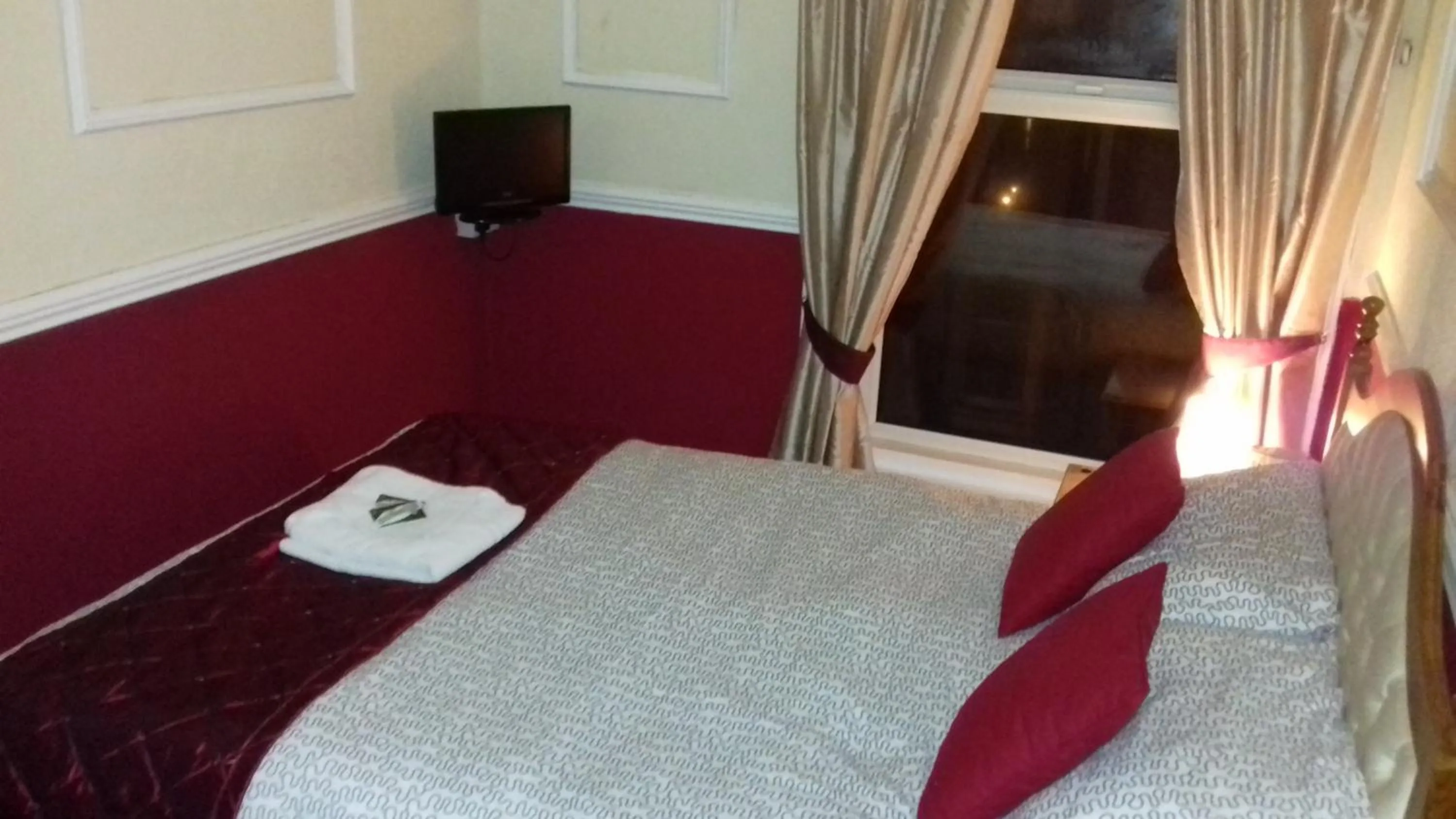 Photo of the whole room, Bed in Lynwood Hotel