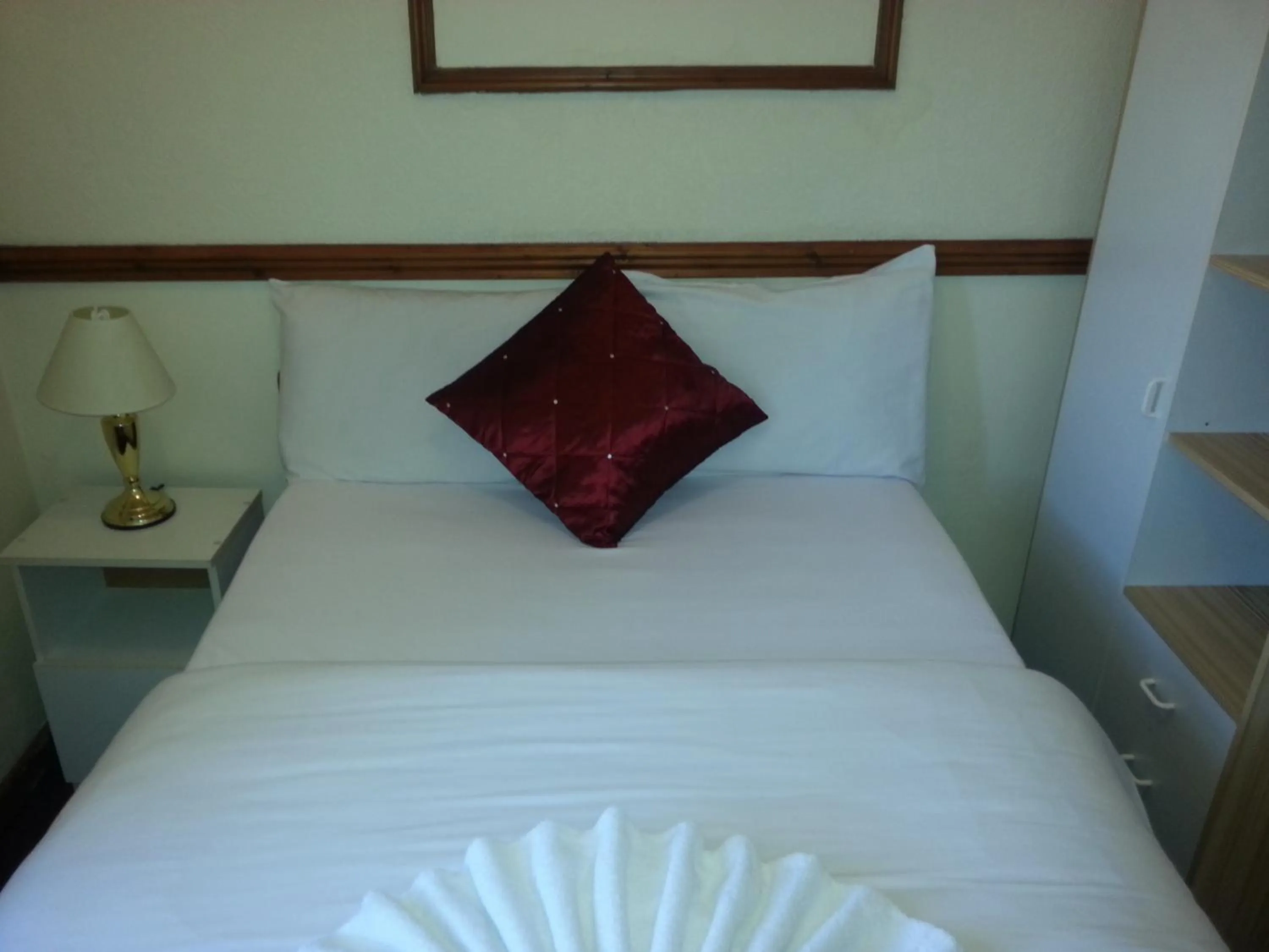 Bed in Lynwood Hotel