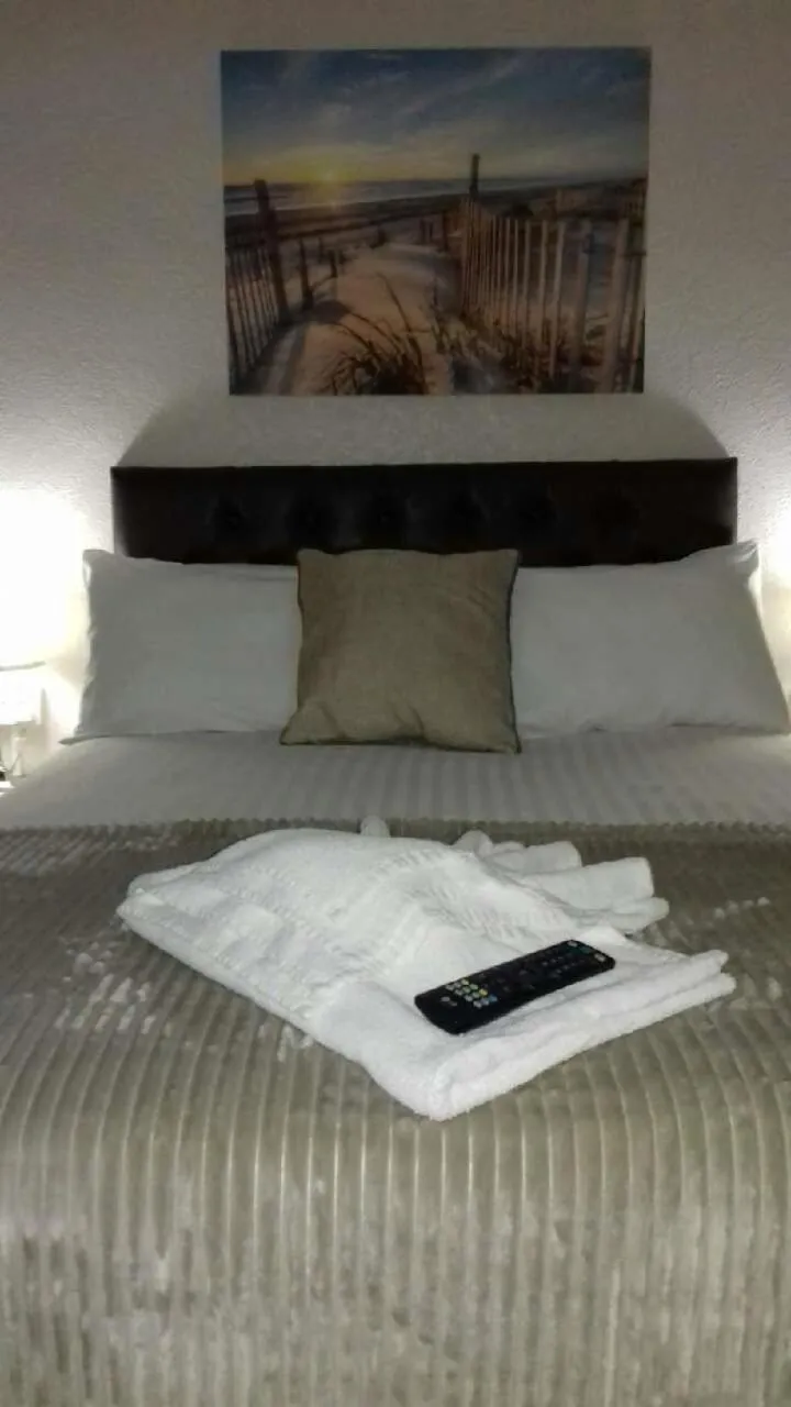 Shower, Bed in Lynwood Hotel