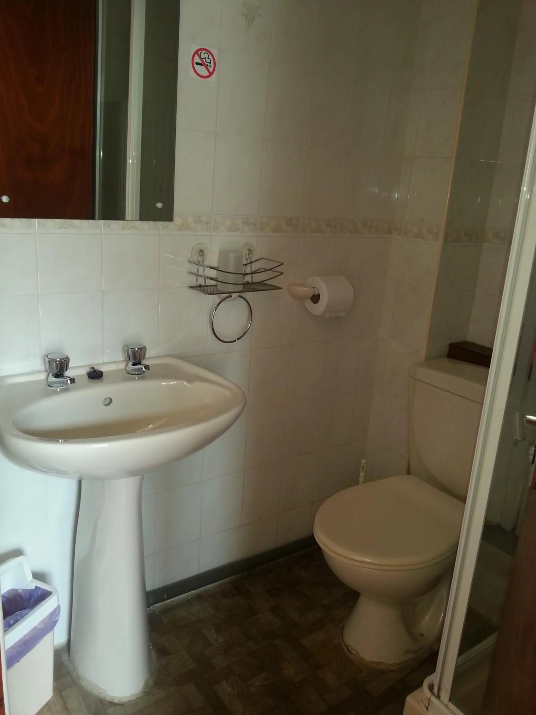 Bathroom in Lynwood Hotel