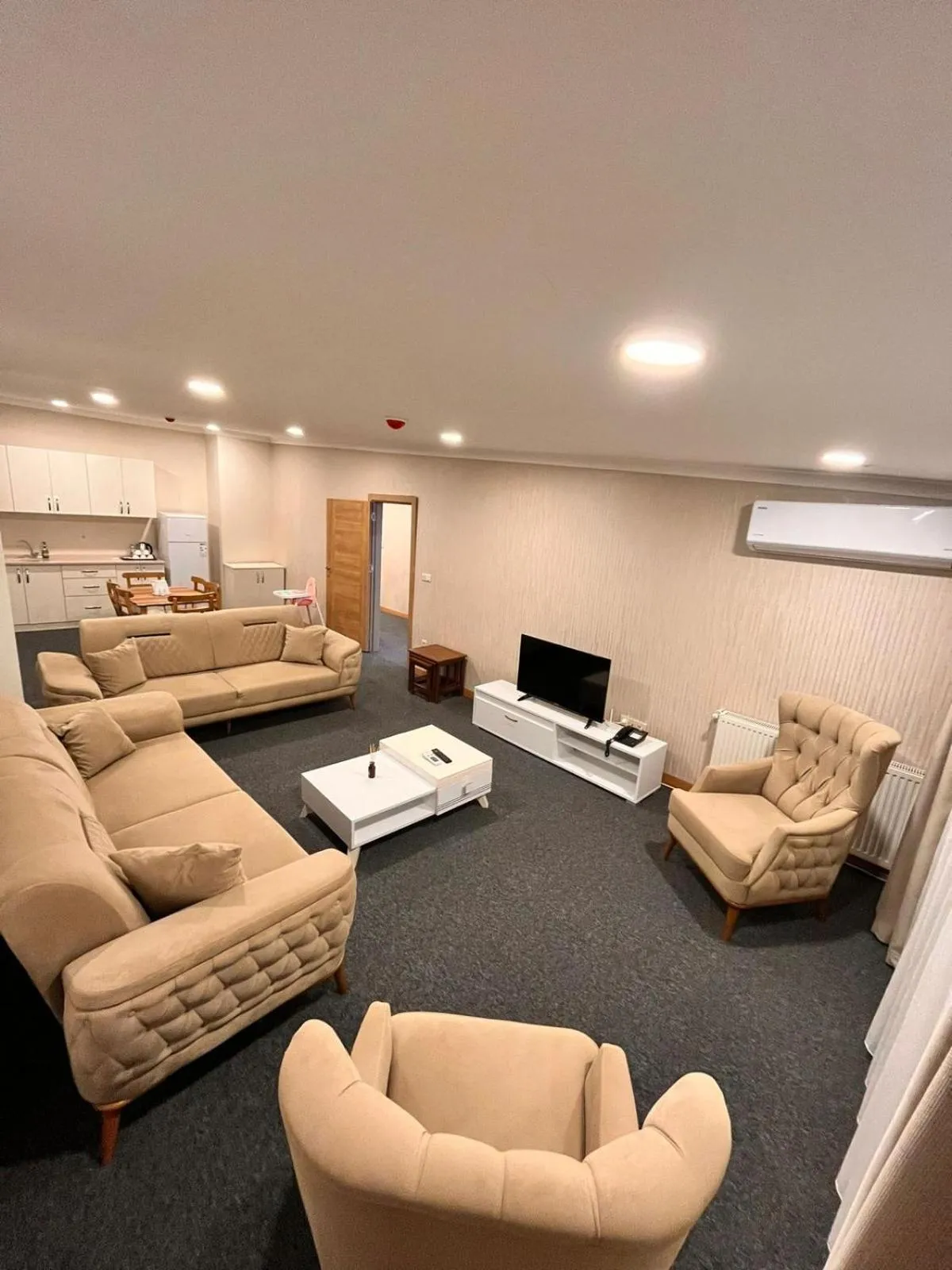 Communal lounge/ TV room in Şimal Hotel