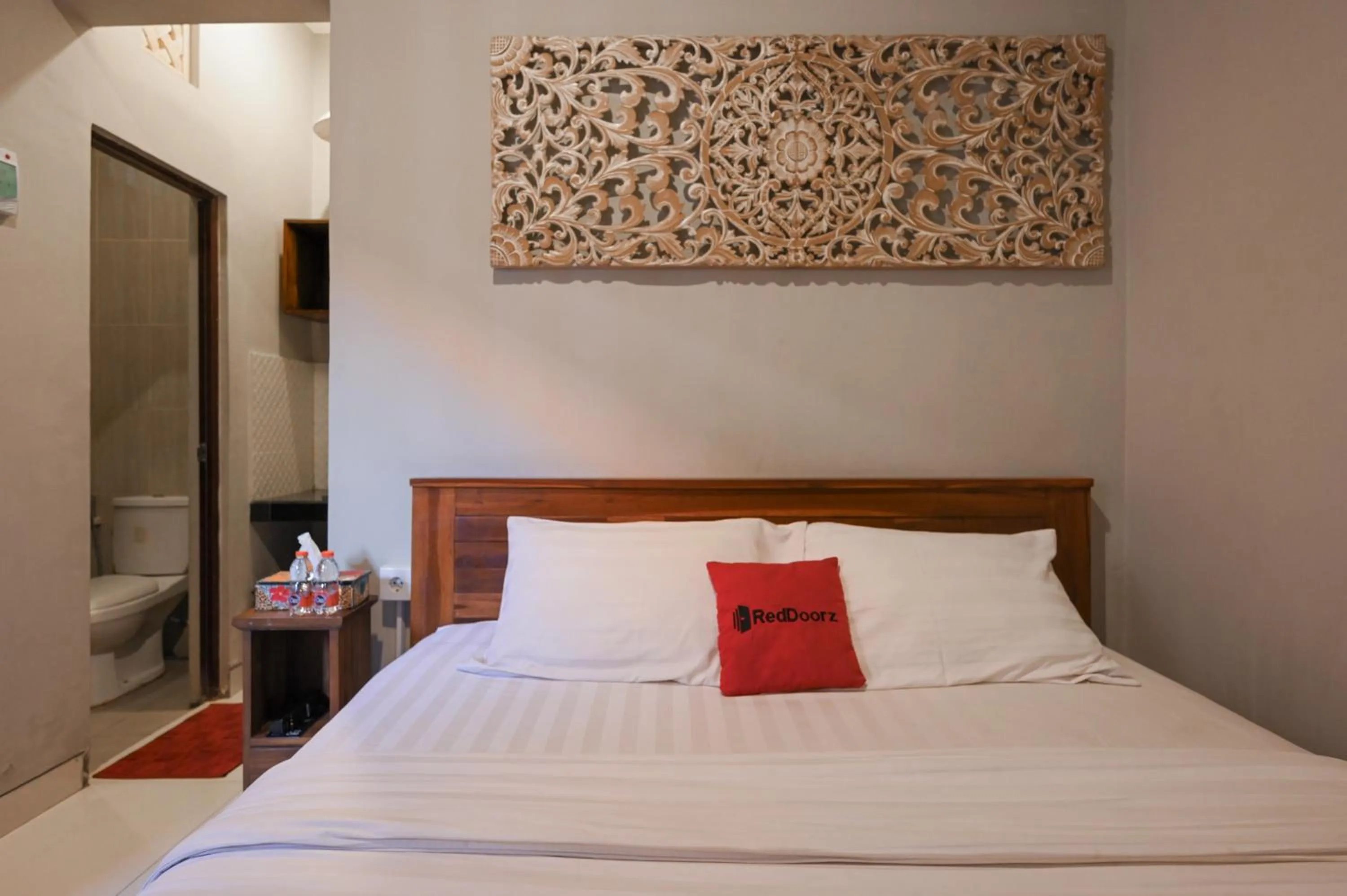 Bedroom, Bed in RedDoorz near Mertasari Beach 2