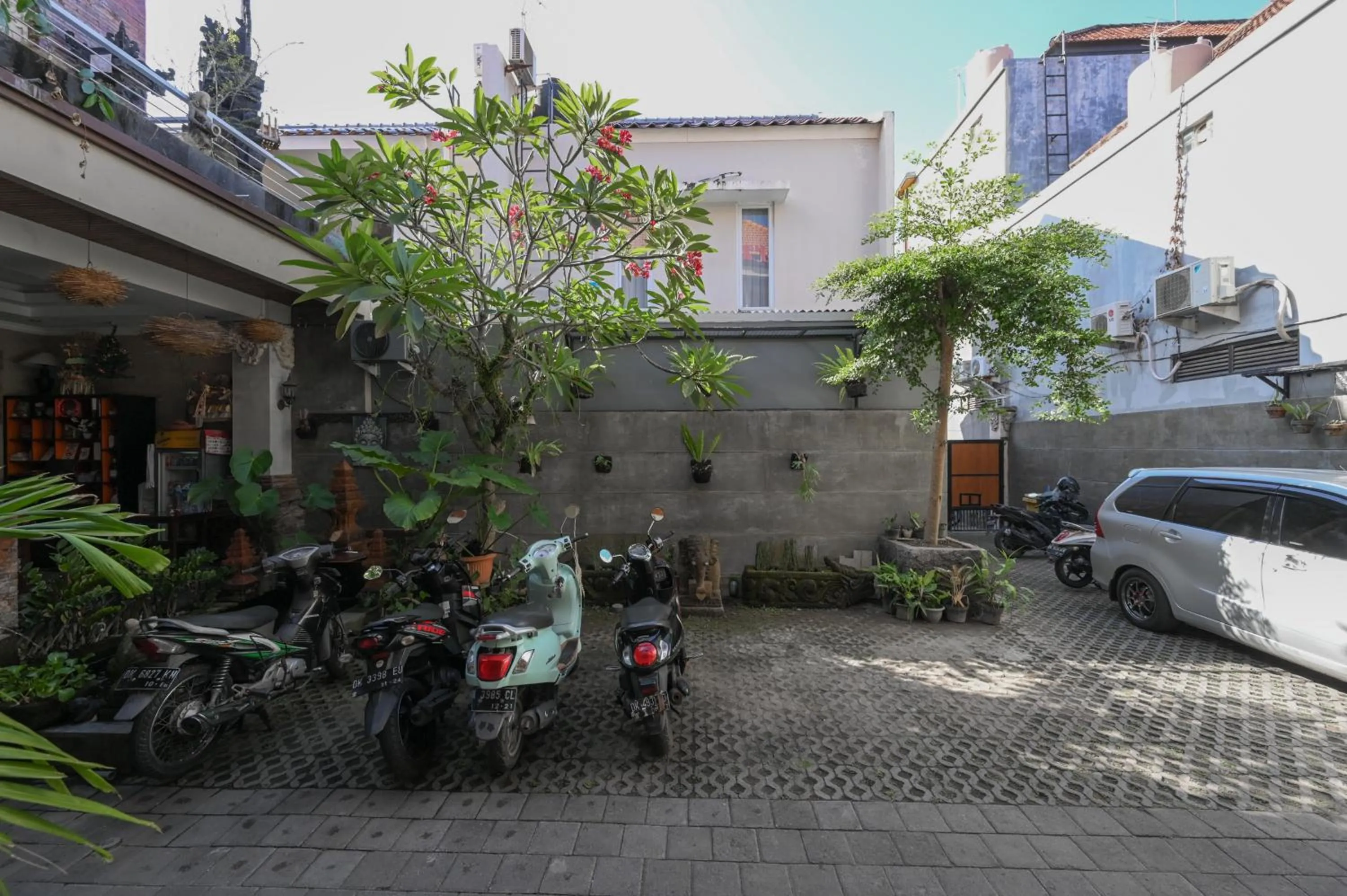 Parking in RedDoorz near Mertasari Beach 2