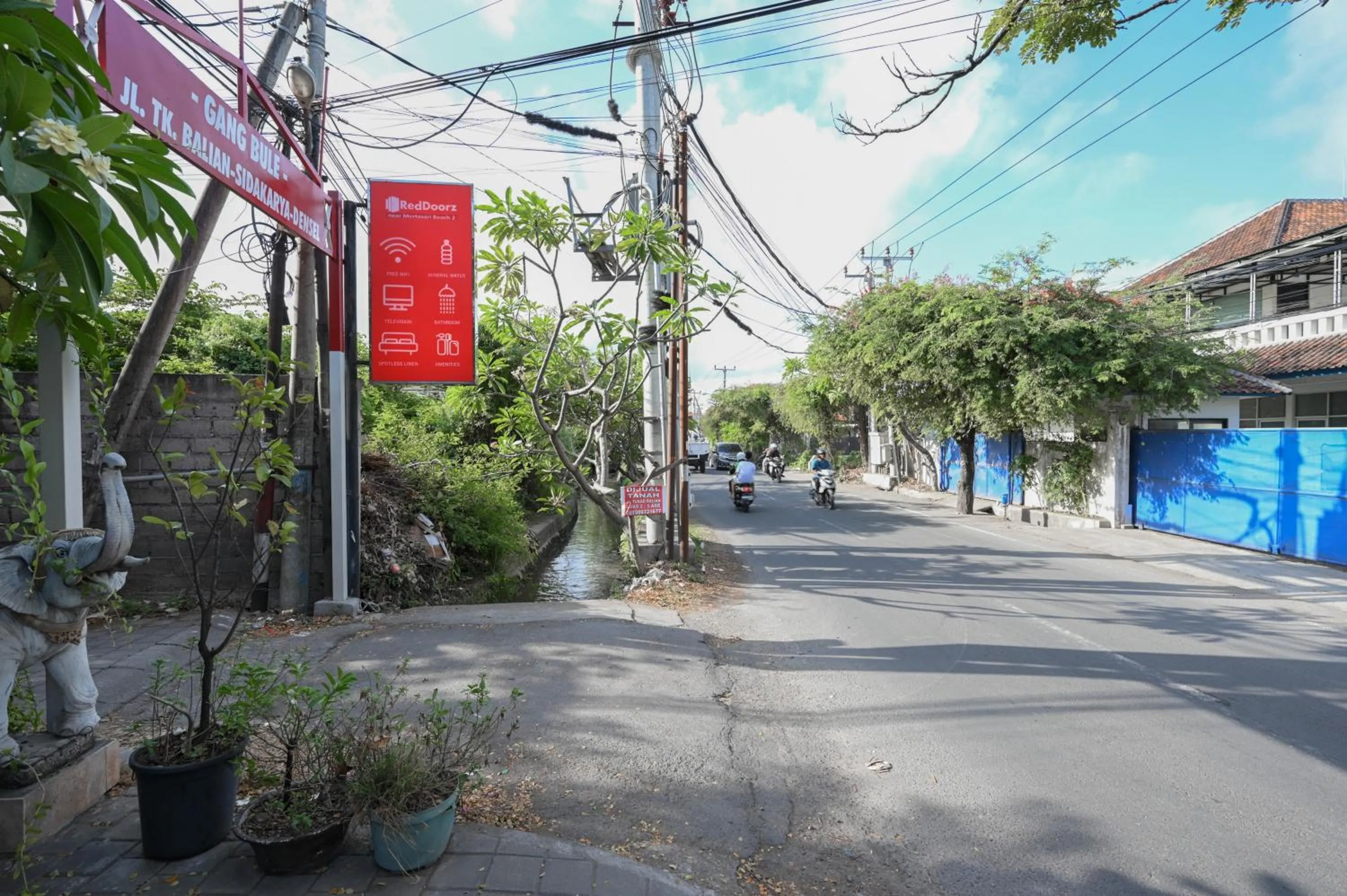 Neighbourhood in RedDoorz near Mertasari Beach 2