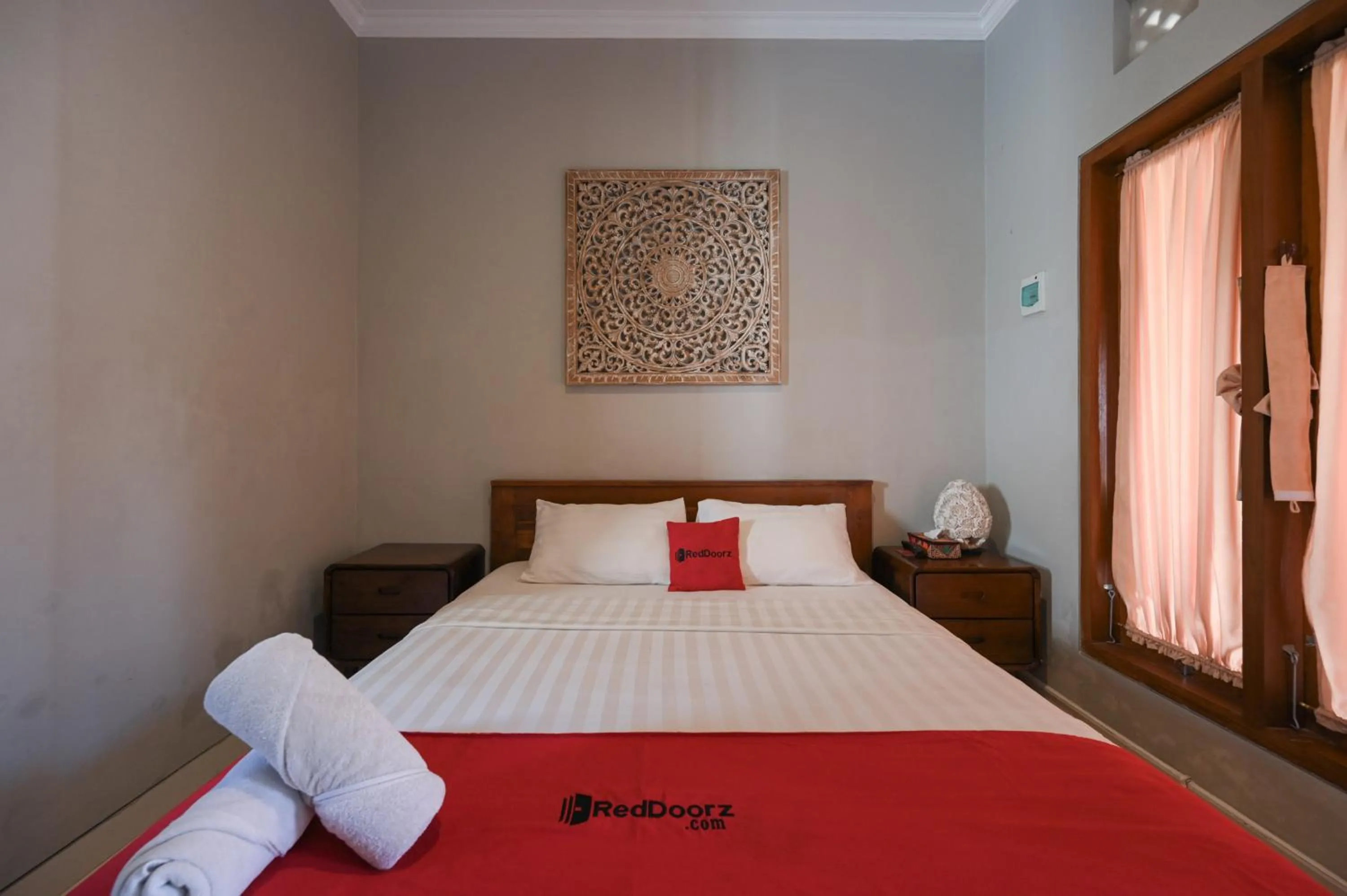 Bedroom, Bed in RedDoorz near Mertasari Beach 2