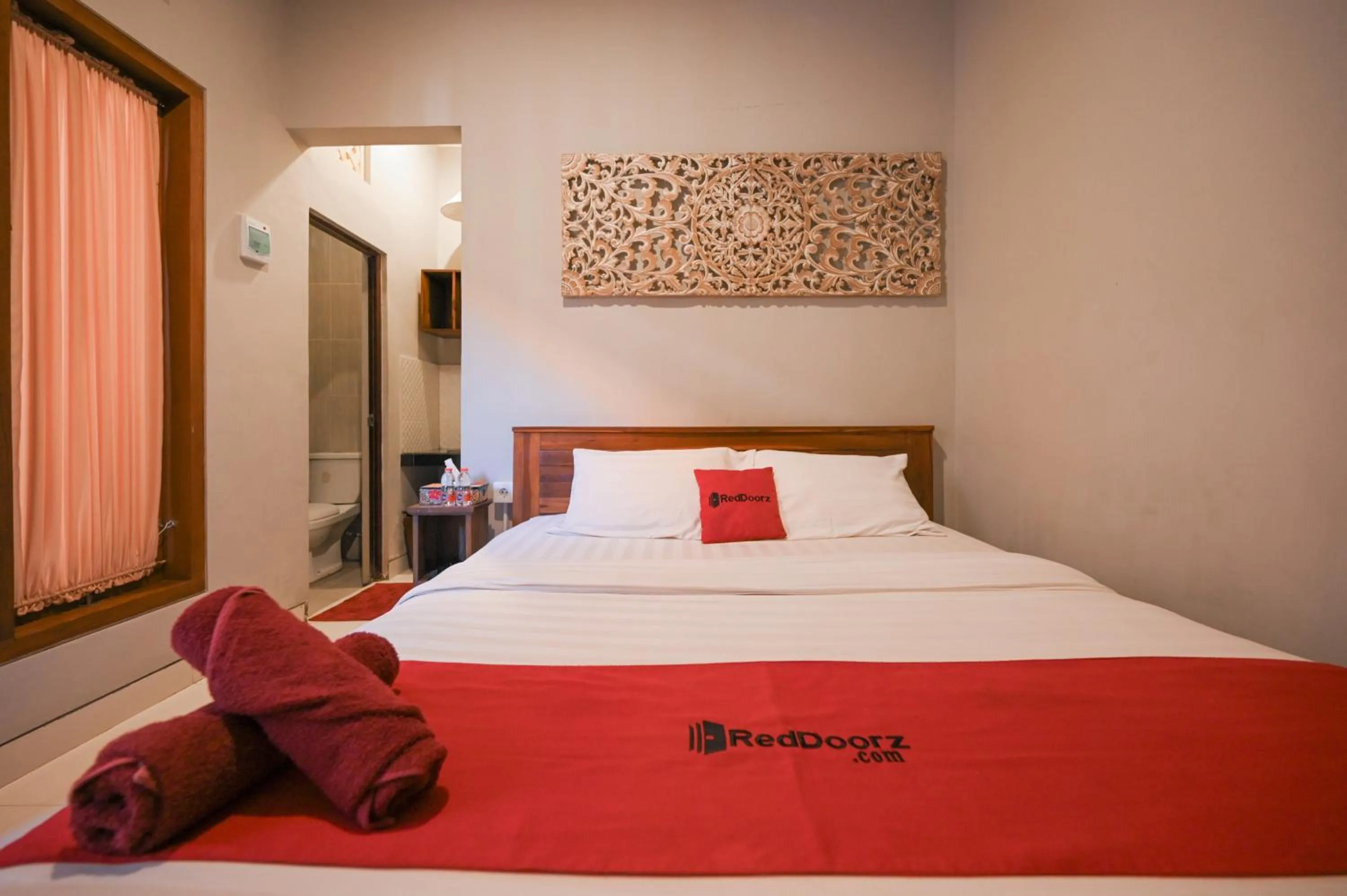 Bedroom, Bed in RedDoorz near Mertasari Beach 2