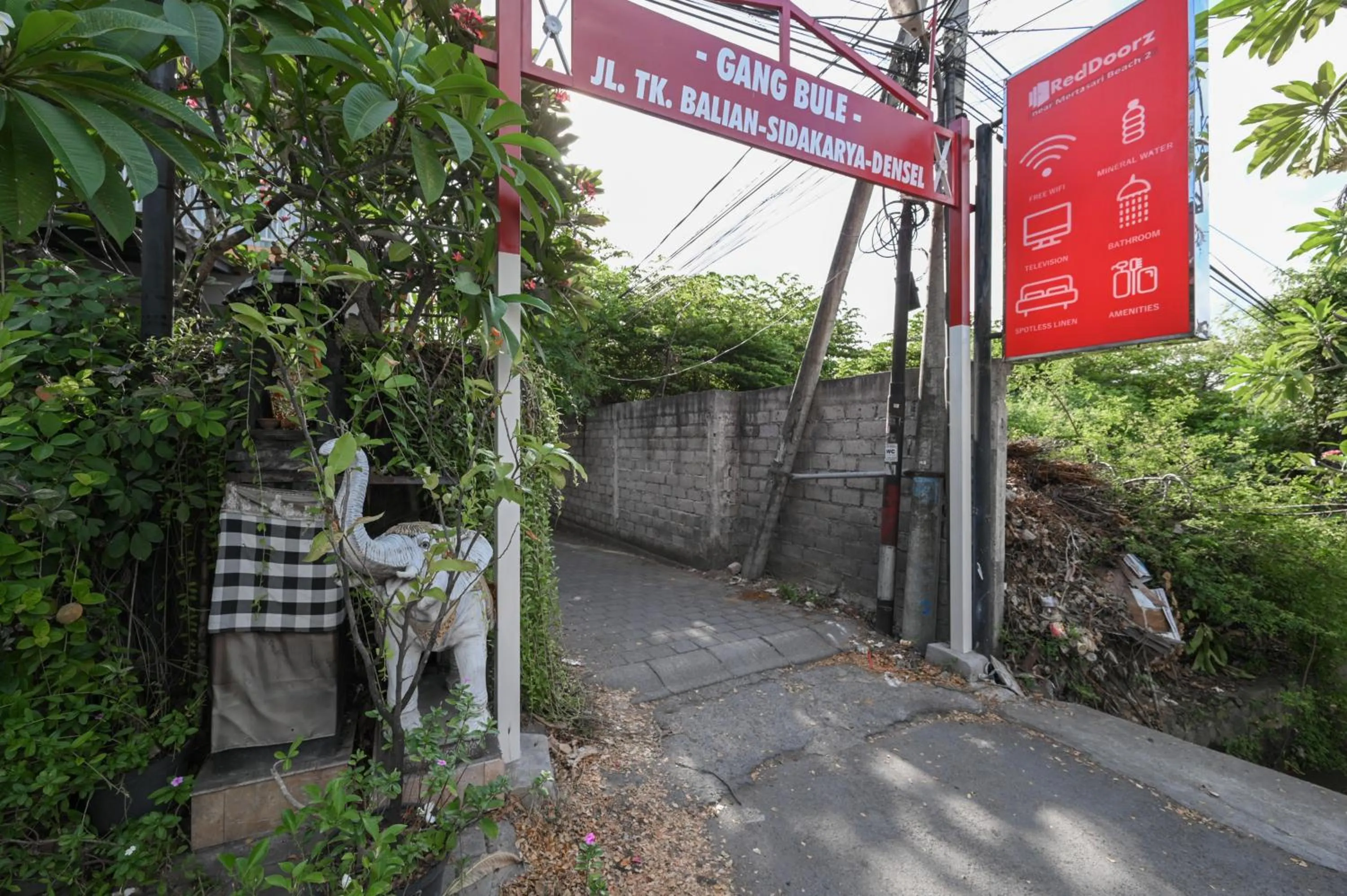 Facade/entrance in RedDoorz near Mertasari Beach 2
