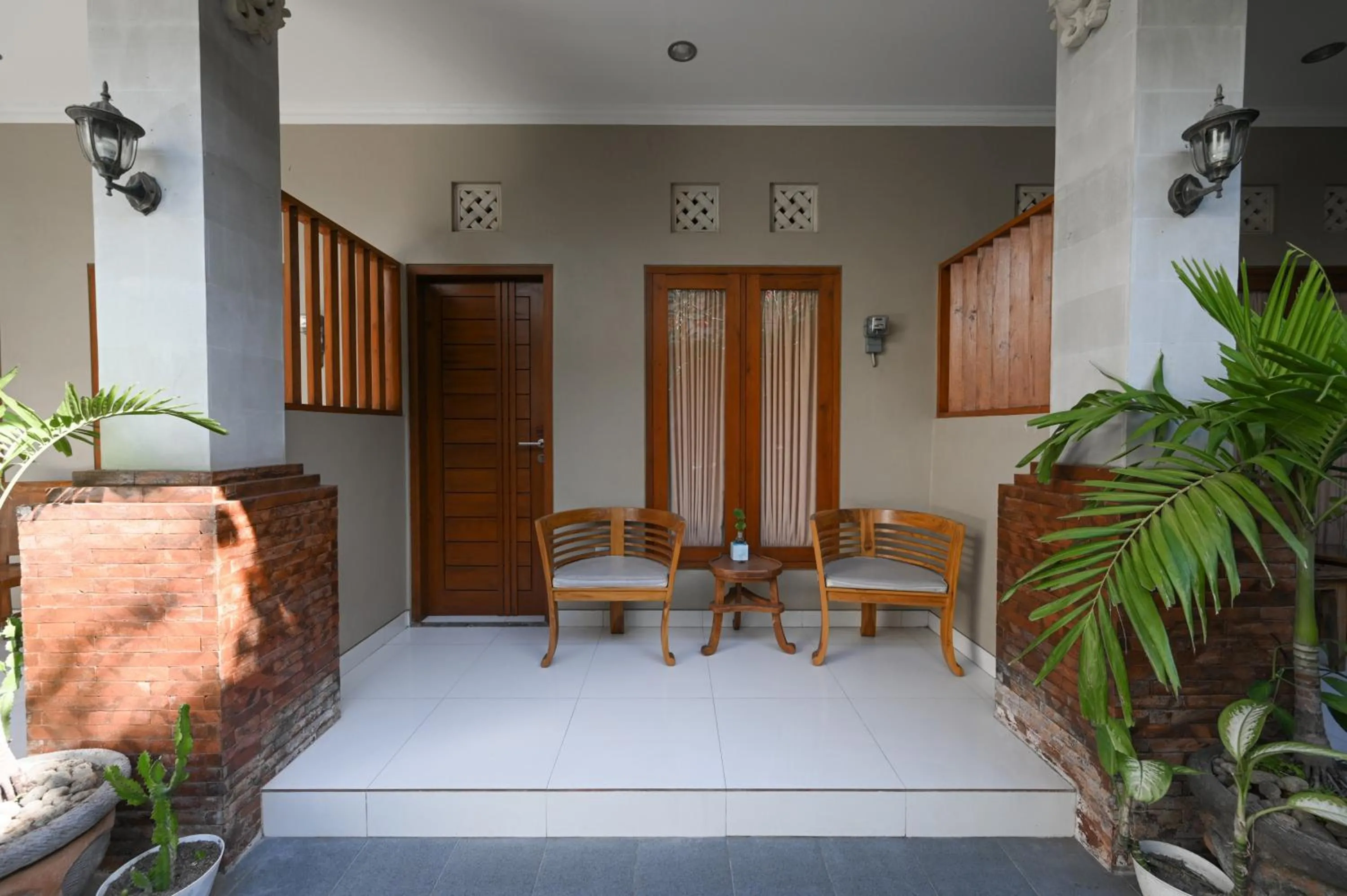 Seating area in RedDoorz near Mertasari Beach 2