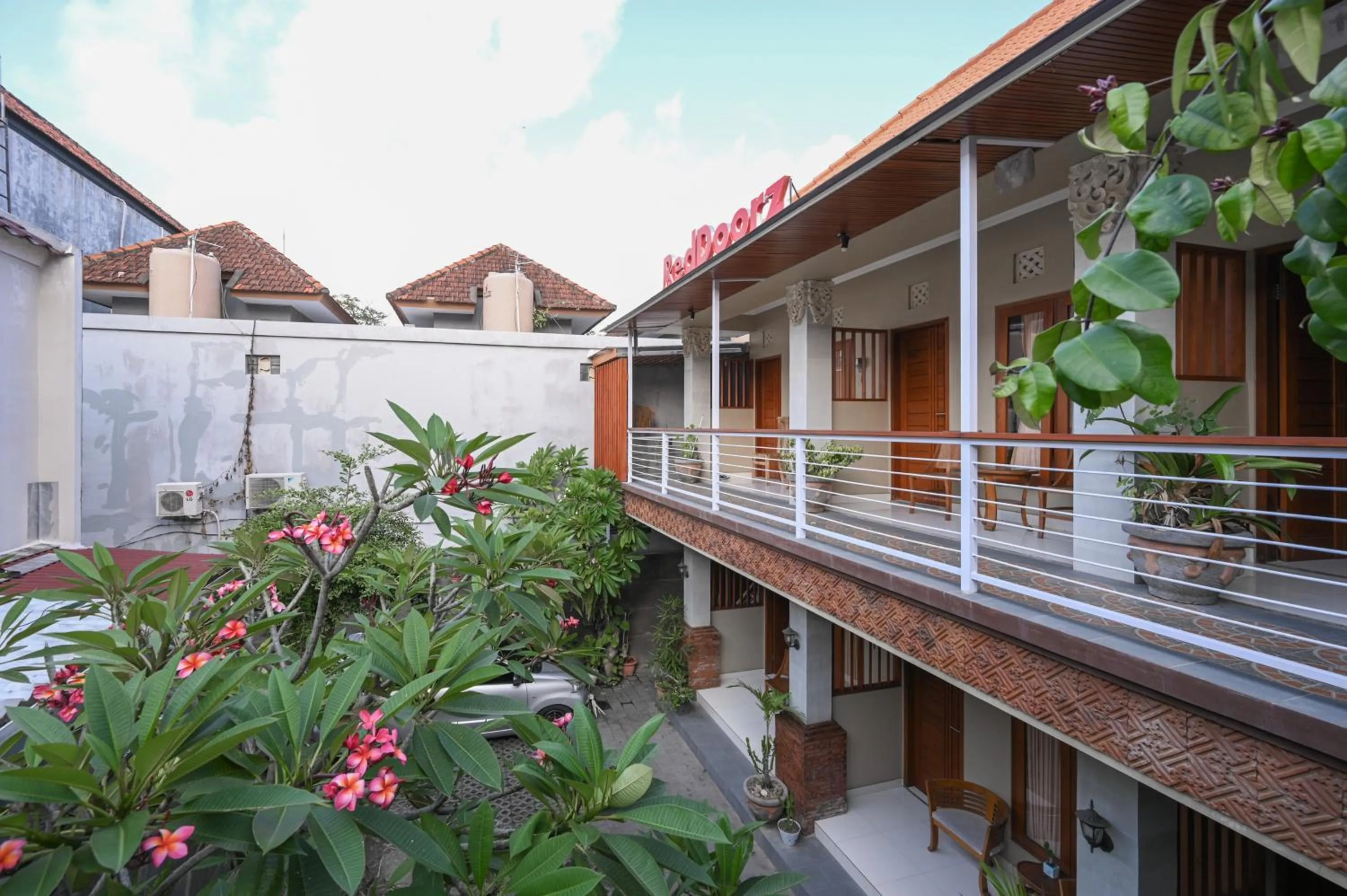 Property building in RedDoorz near Mertasari Beach 2