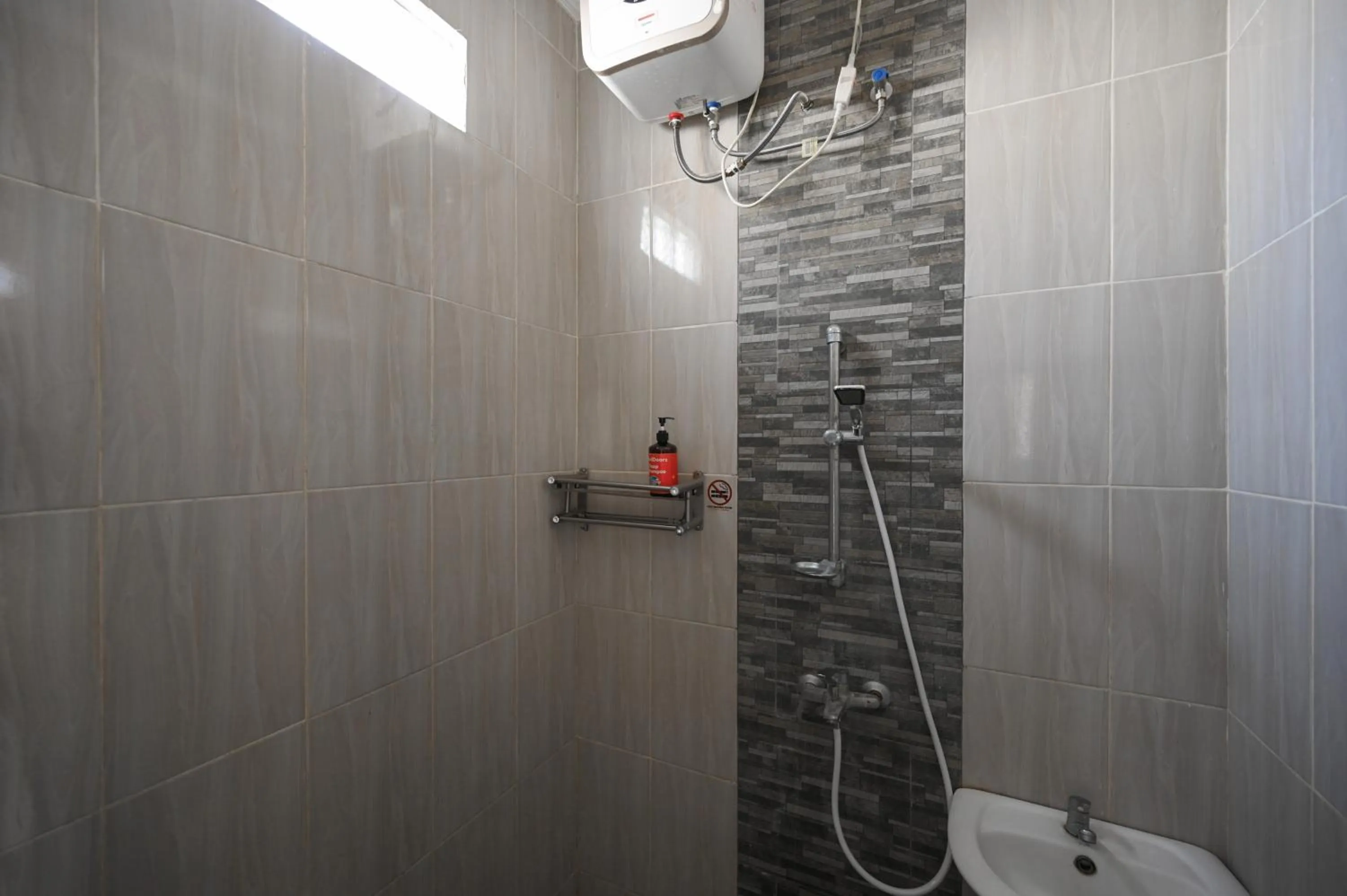 Bathroom in RedDoorz near Mertasari Beach 2