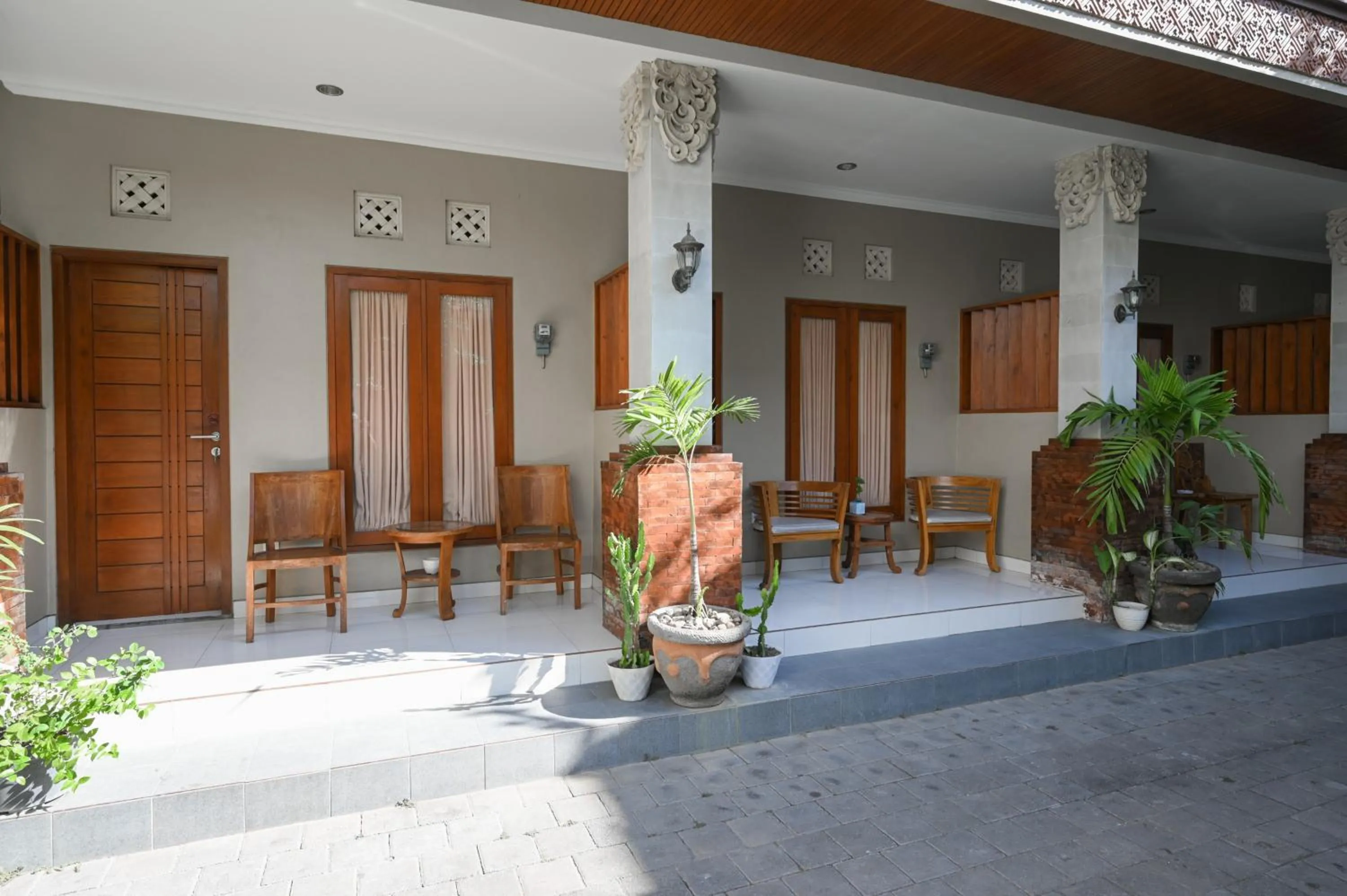 Seating area in RedDoorz near Mertasari Beach 2