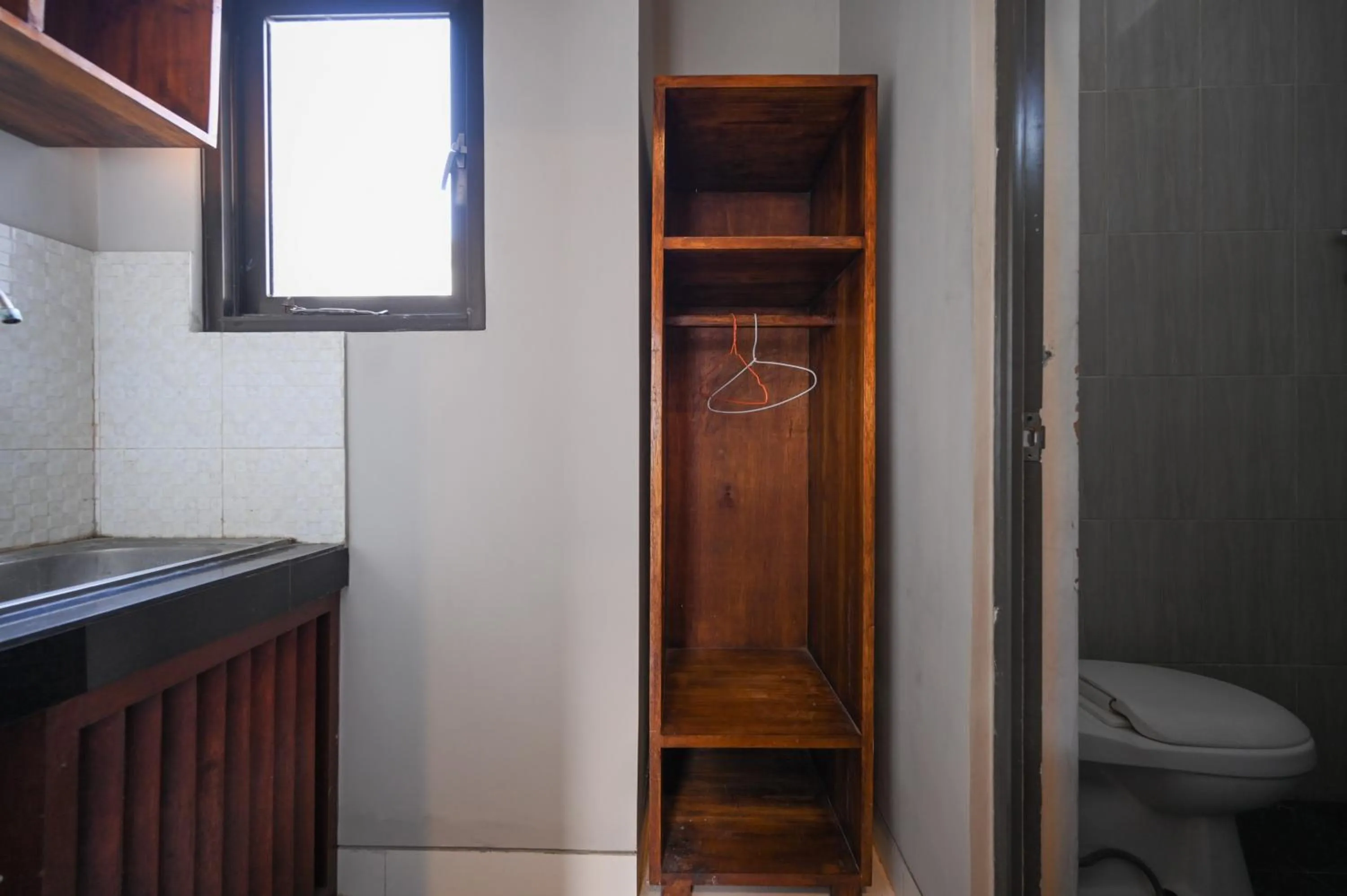 wardrobe in RedDoorz near Mertasari Beach 2