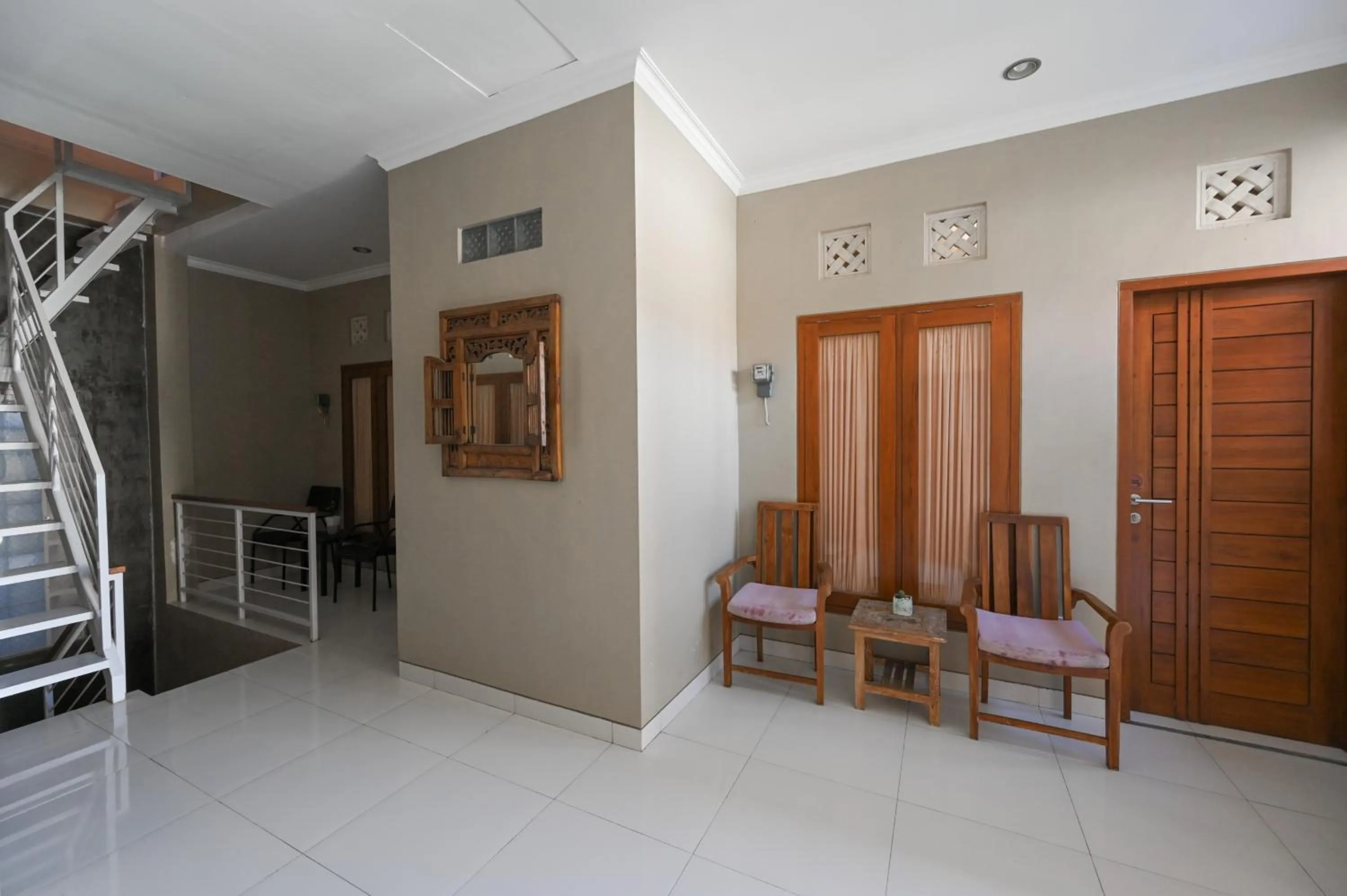 Seating area in RedDoorz near Mertasari Beach 2