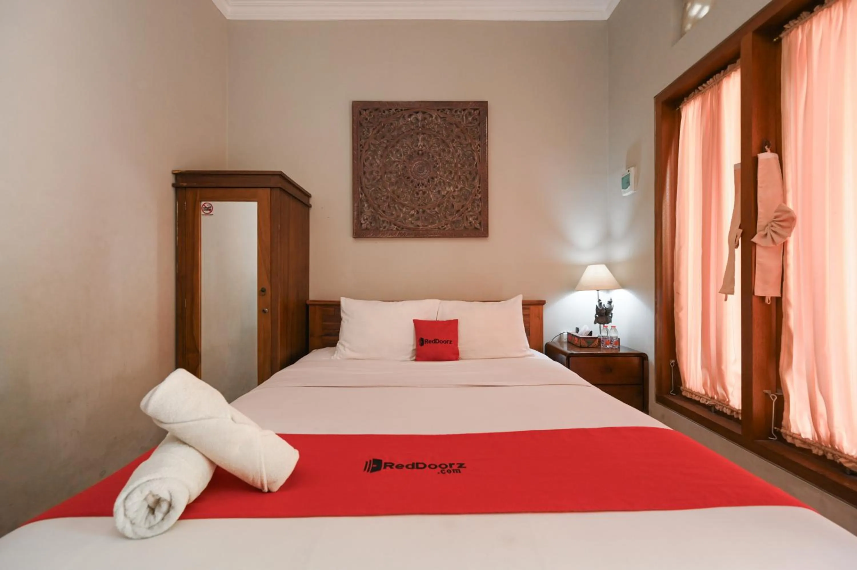 Bedroom, Bed in RedDoorz near Mertasari Beach 2