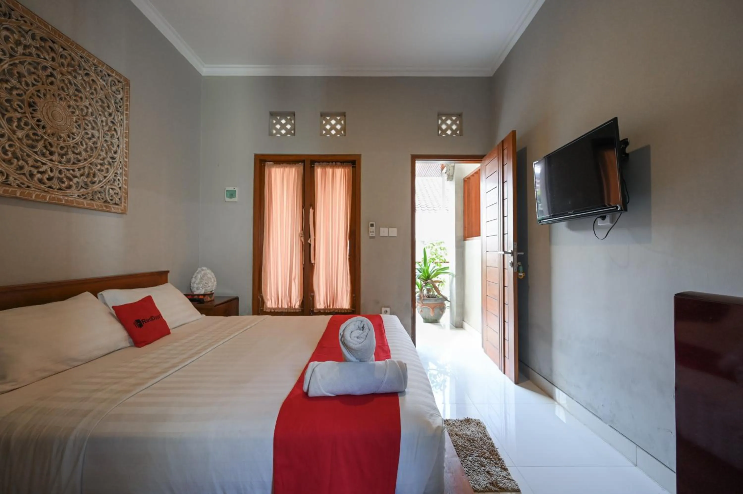 Bedroom, Bed in RedDoorz near Mertasari Beach 2