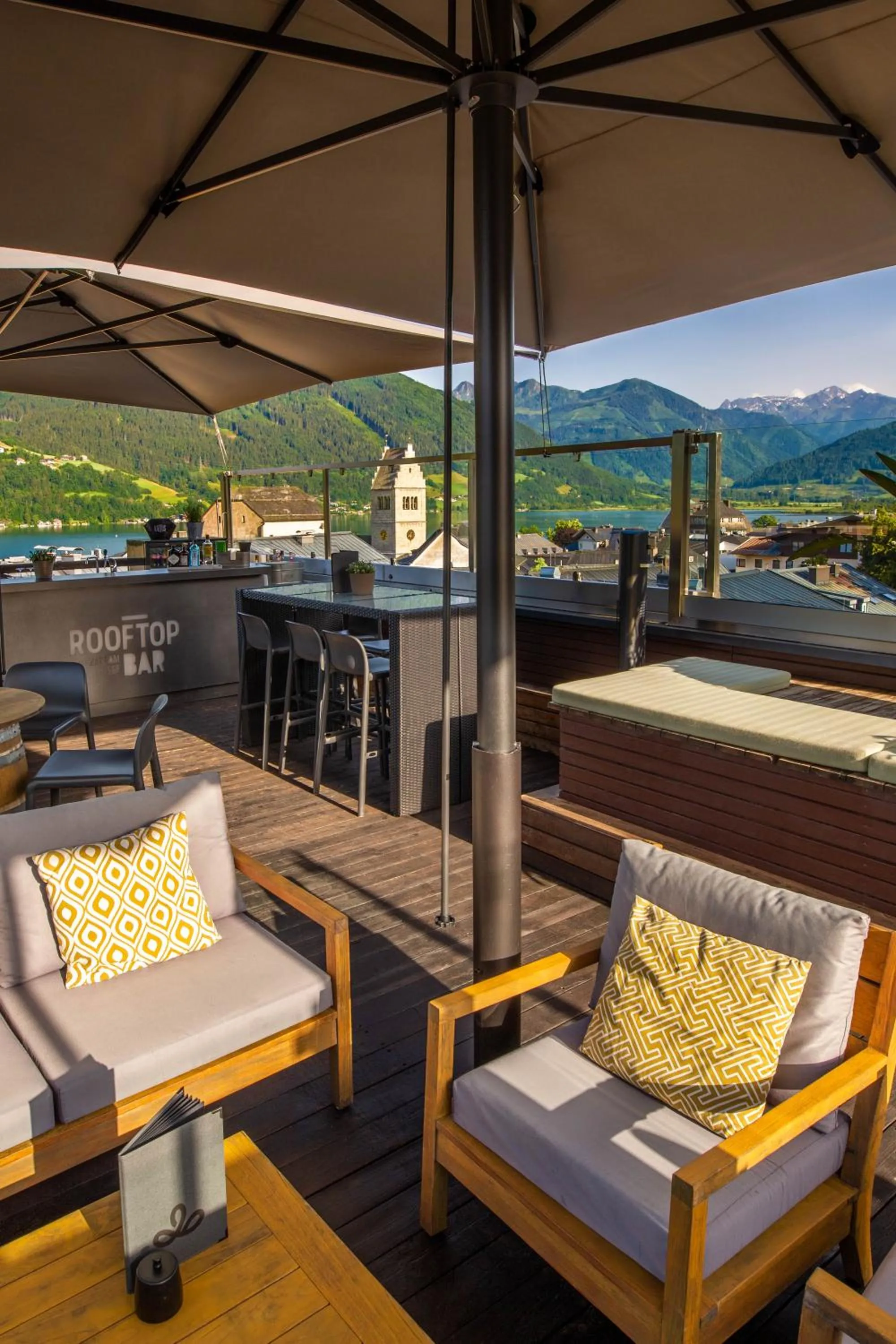 Lounge or bar in HEITZMANN - Hotel & Rooftop