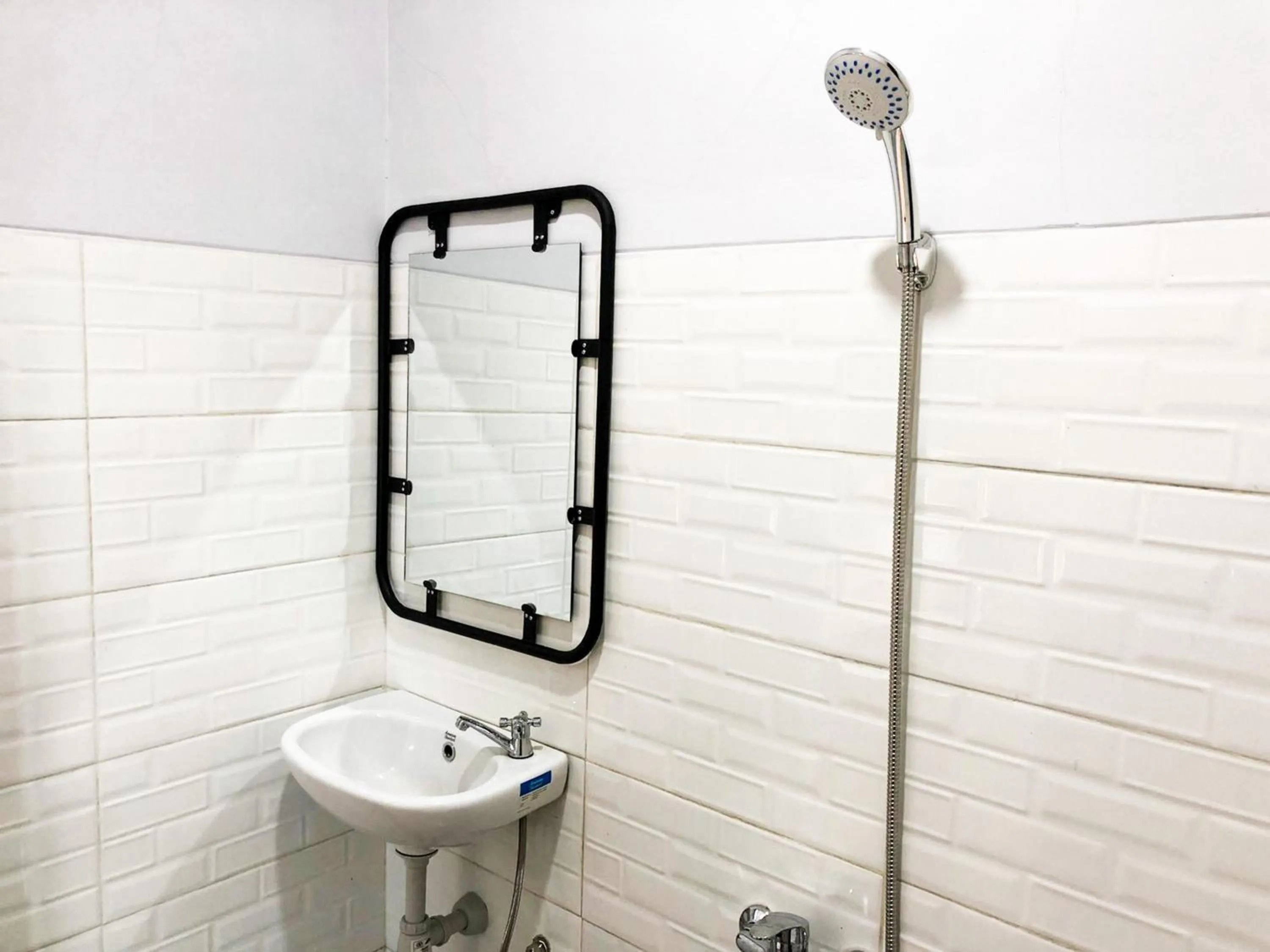 Bathroom in RedDoorz near Universitas Muhammadiyah Purwokerto 2