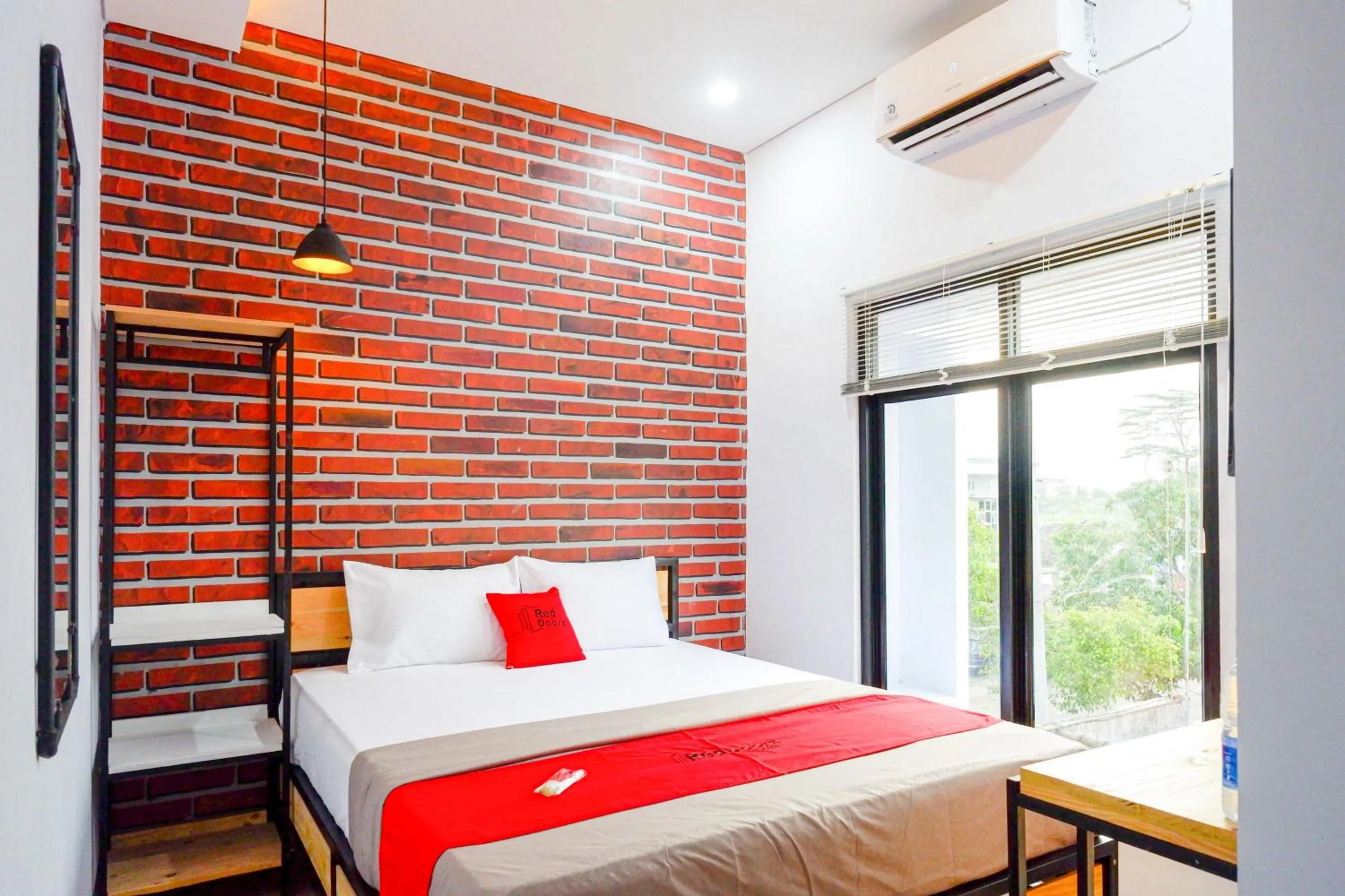 Bedroom, Bed in RedDoorz near Universitas Muhammadiyah Purwokerto 2