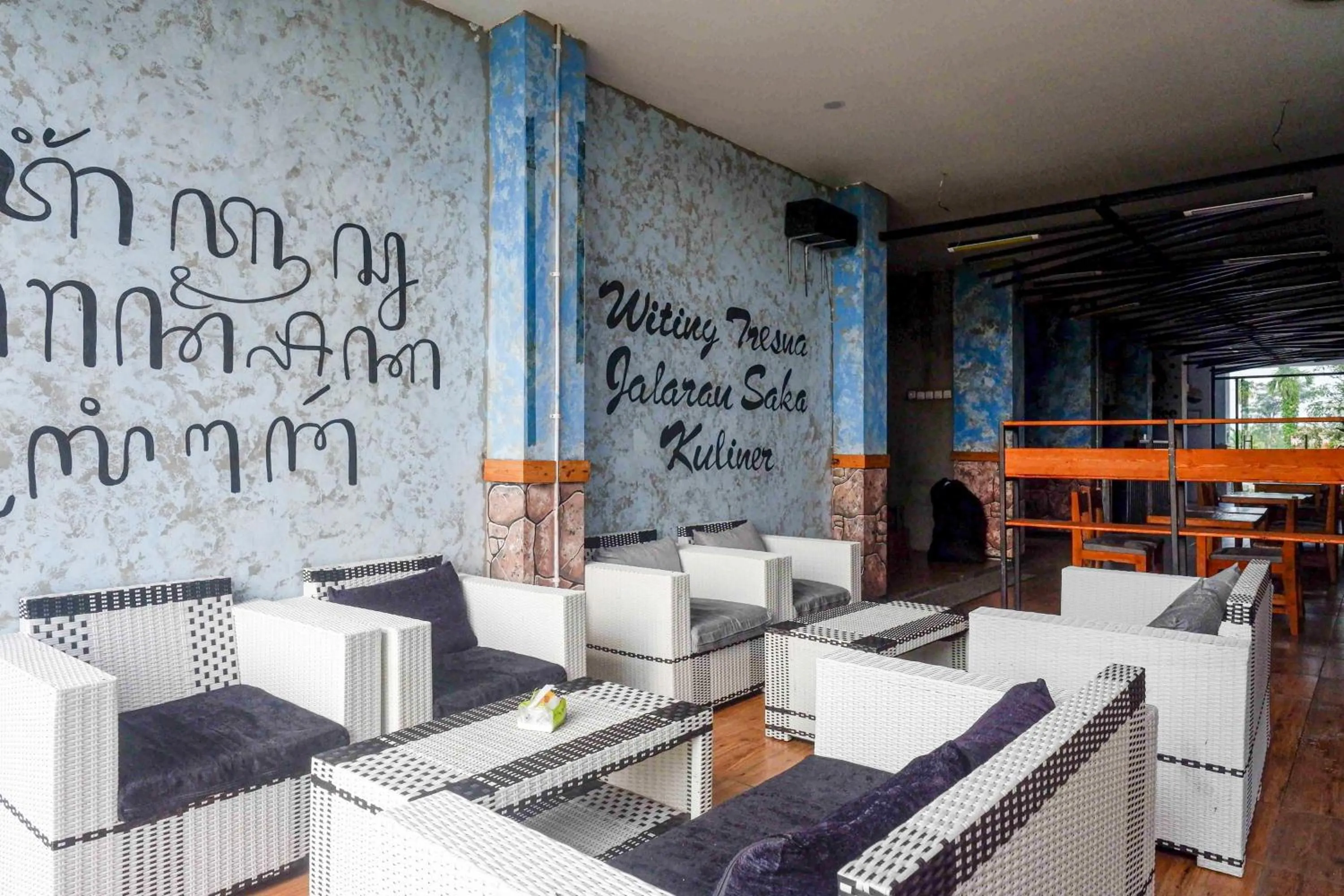 Seating area in RedDoorz near Universitas Muhammadiyah Purwokerto 2