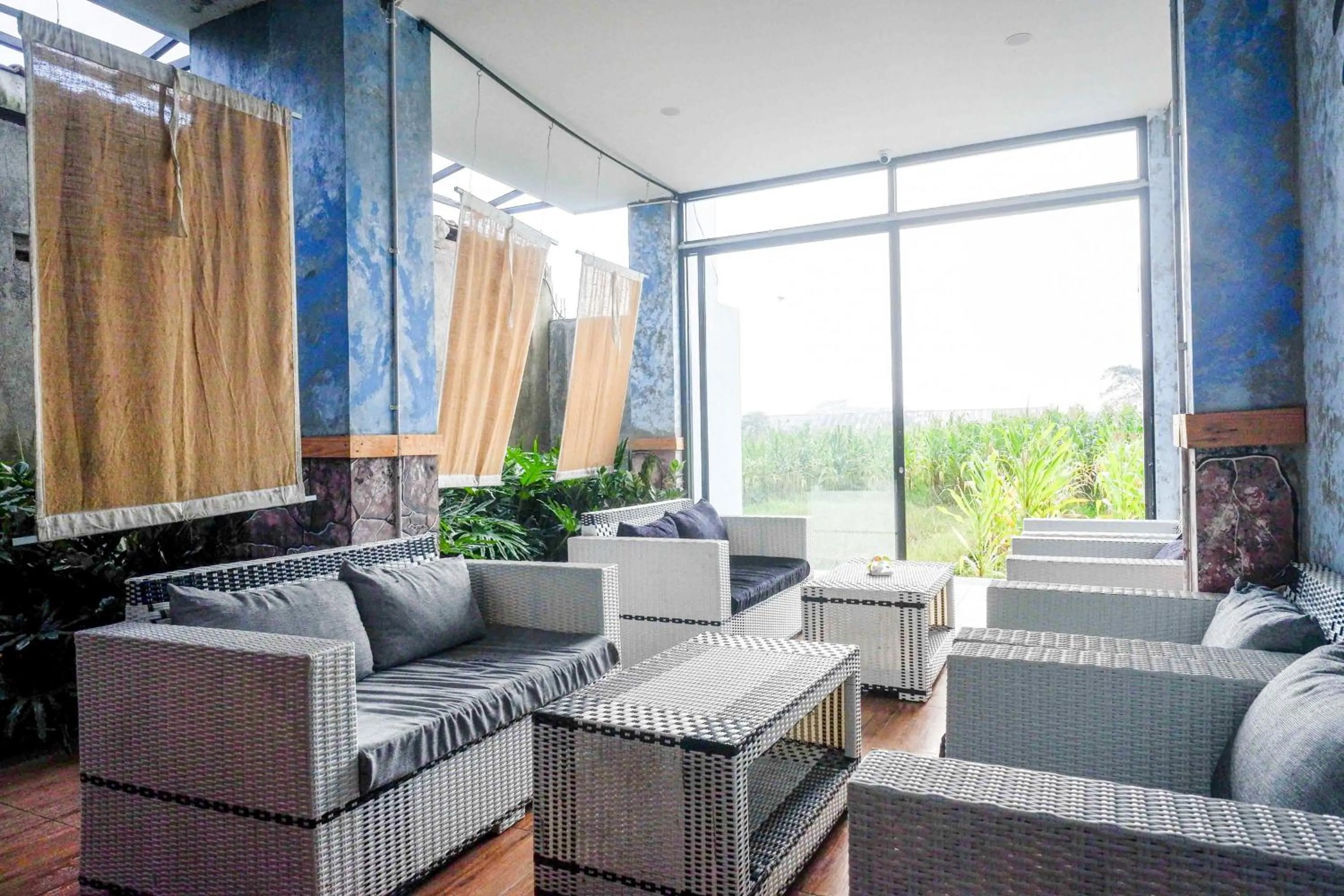 Seating area in RedDoorz near Universitas Muhammadiyah Purwokerto 2