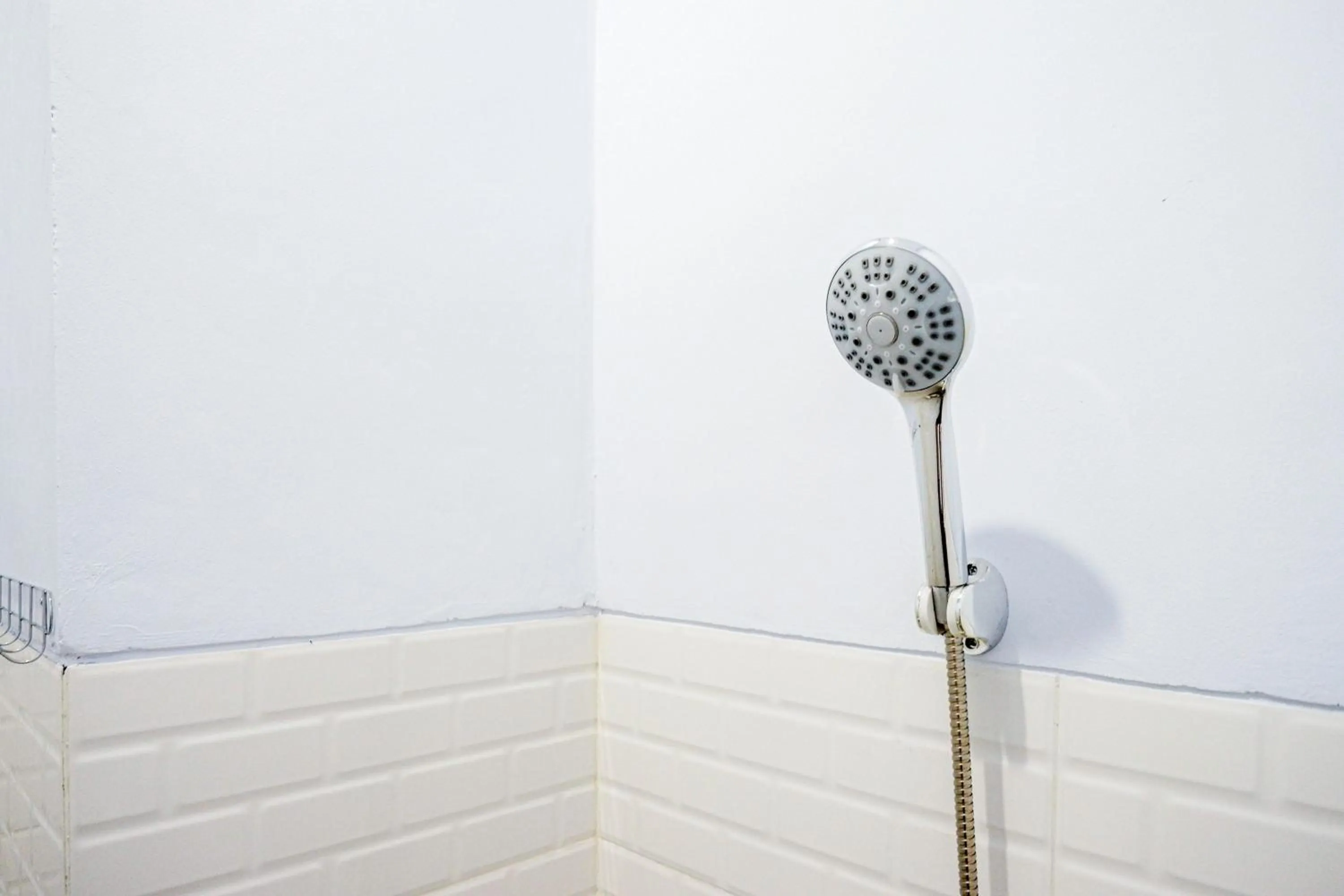 Bathroom in RedDoorz near Universitas Muhammadiyah Purwokerto 2