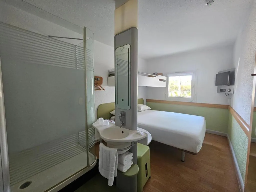 Bathroom, Bed in SUN1 Edenvale