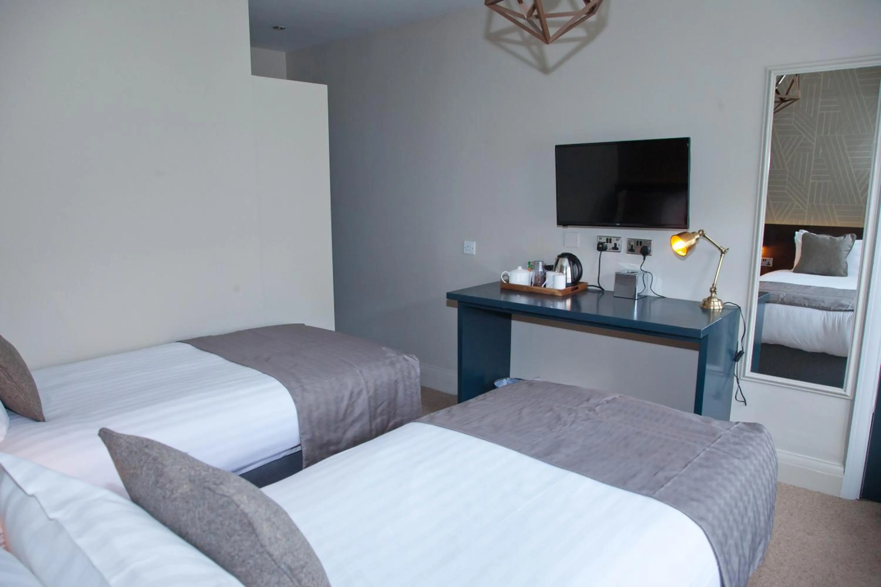 Bedroom, Bed in The Royal Hotel