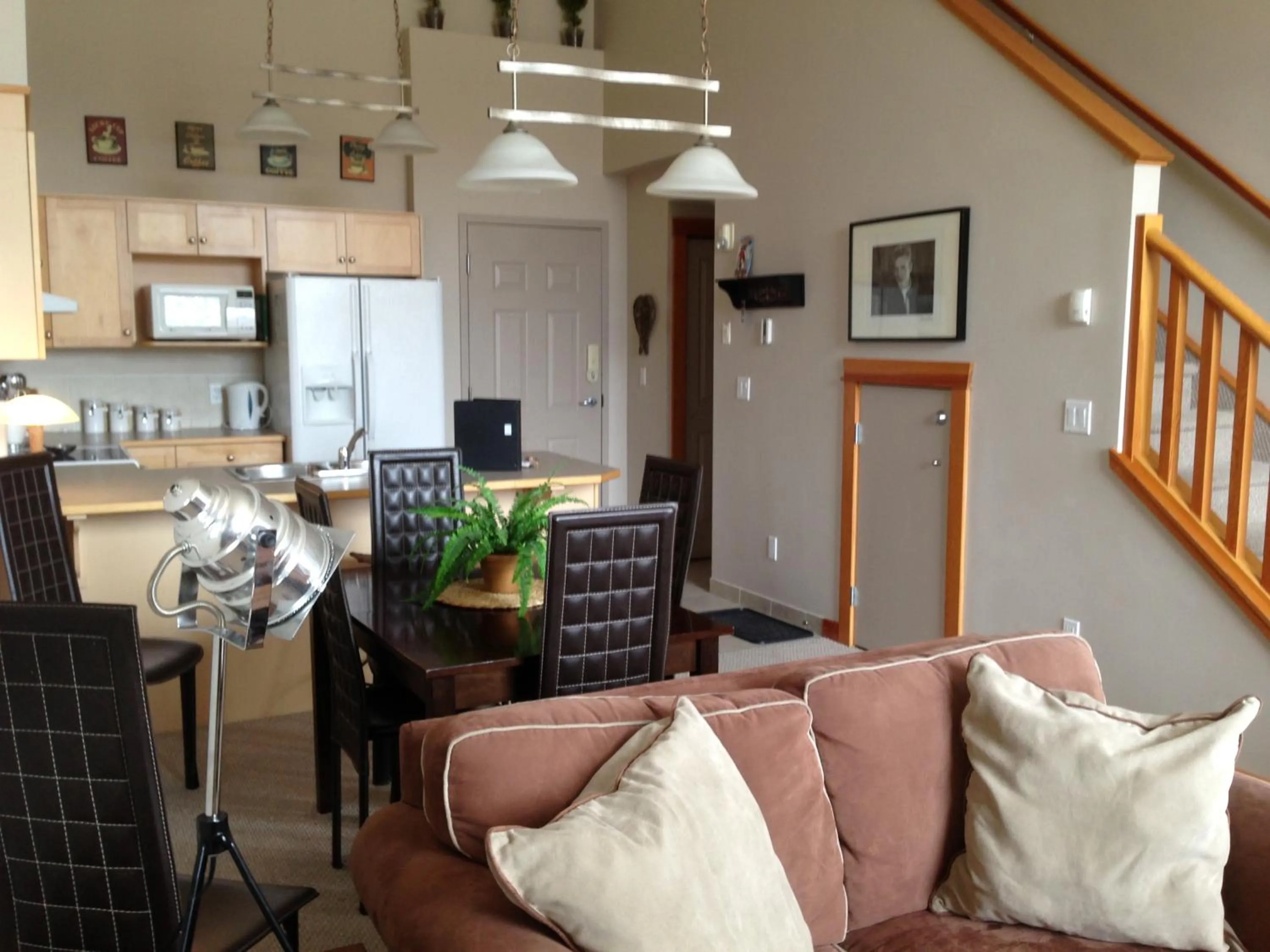 Dining area in Apartment 407, Contemporary Decor