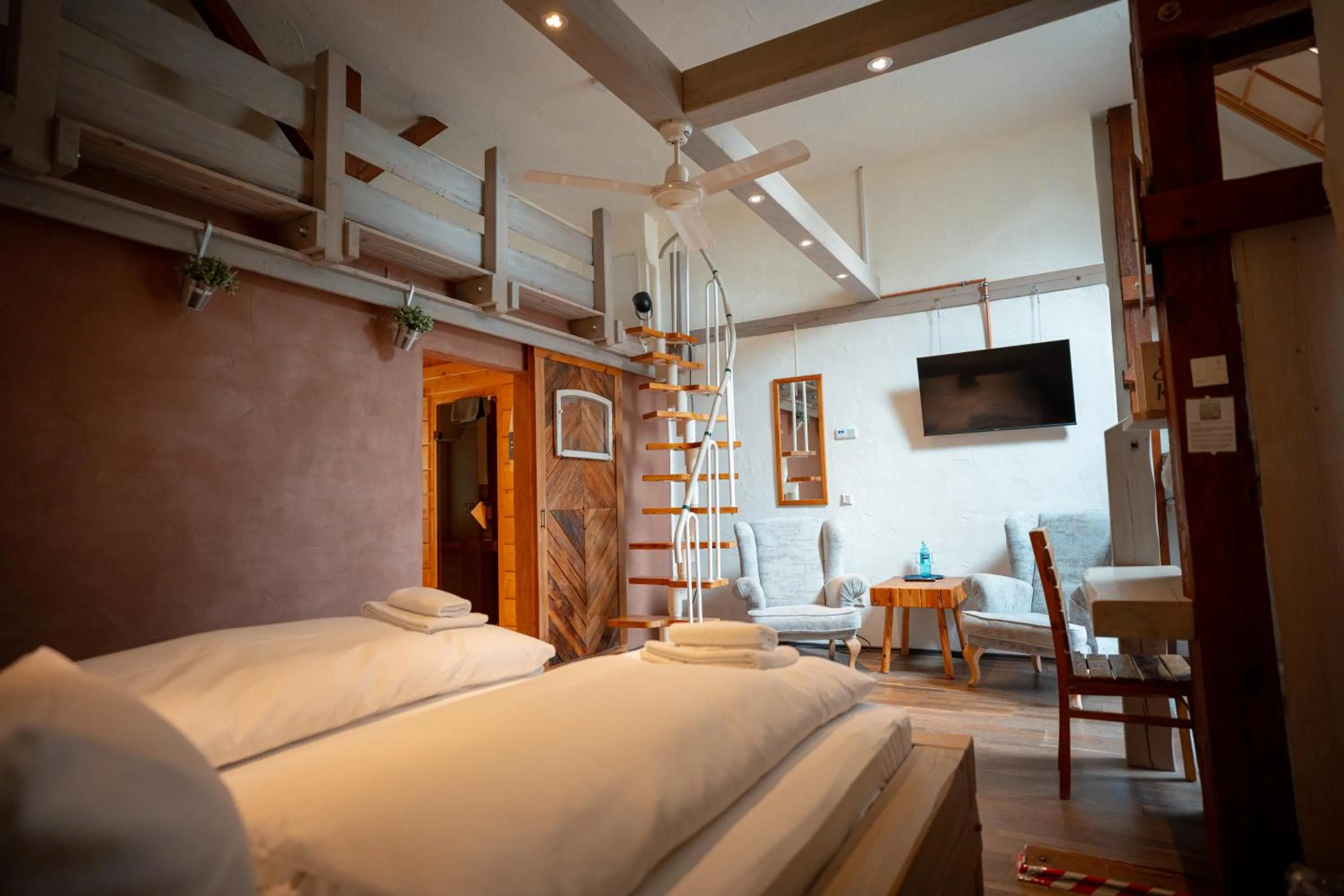 Photo of the whole room, Bed in Hotel Kolonieschänke