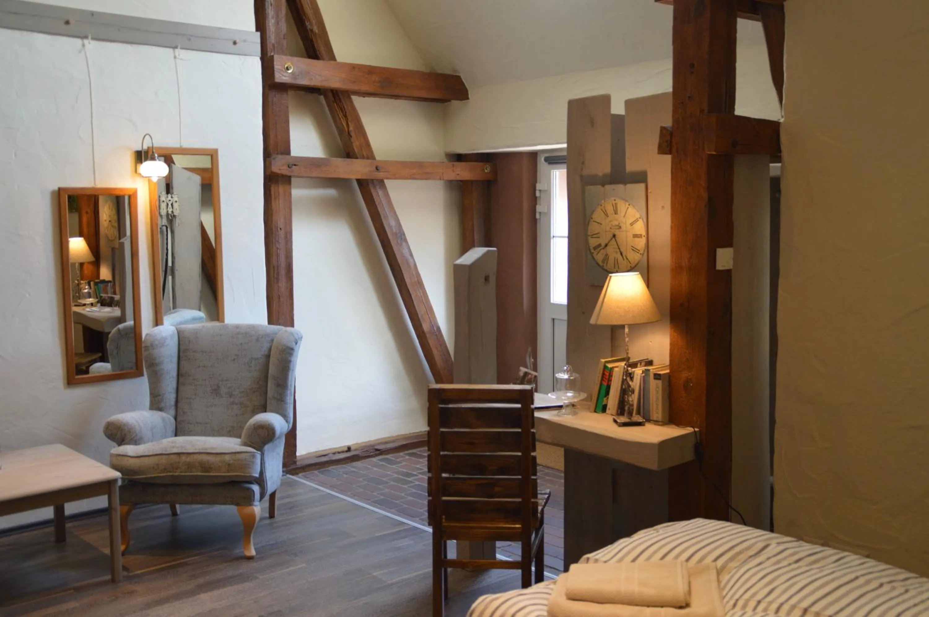 Seating area, Bed in Hotel Kolonieschänke