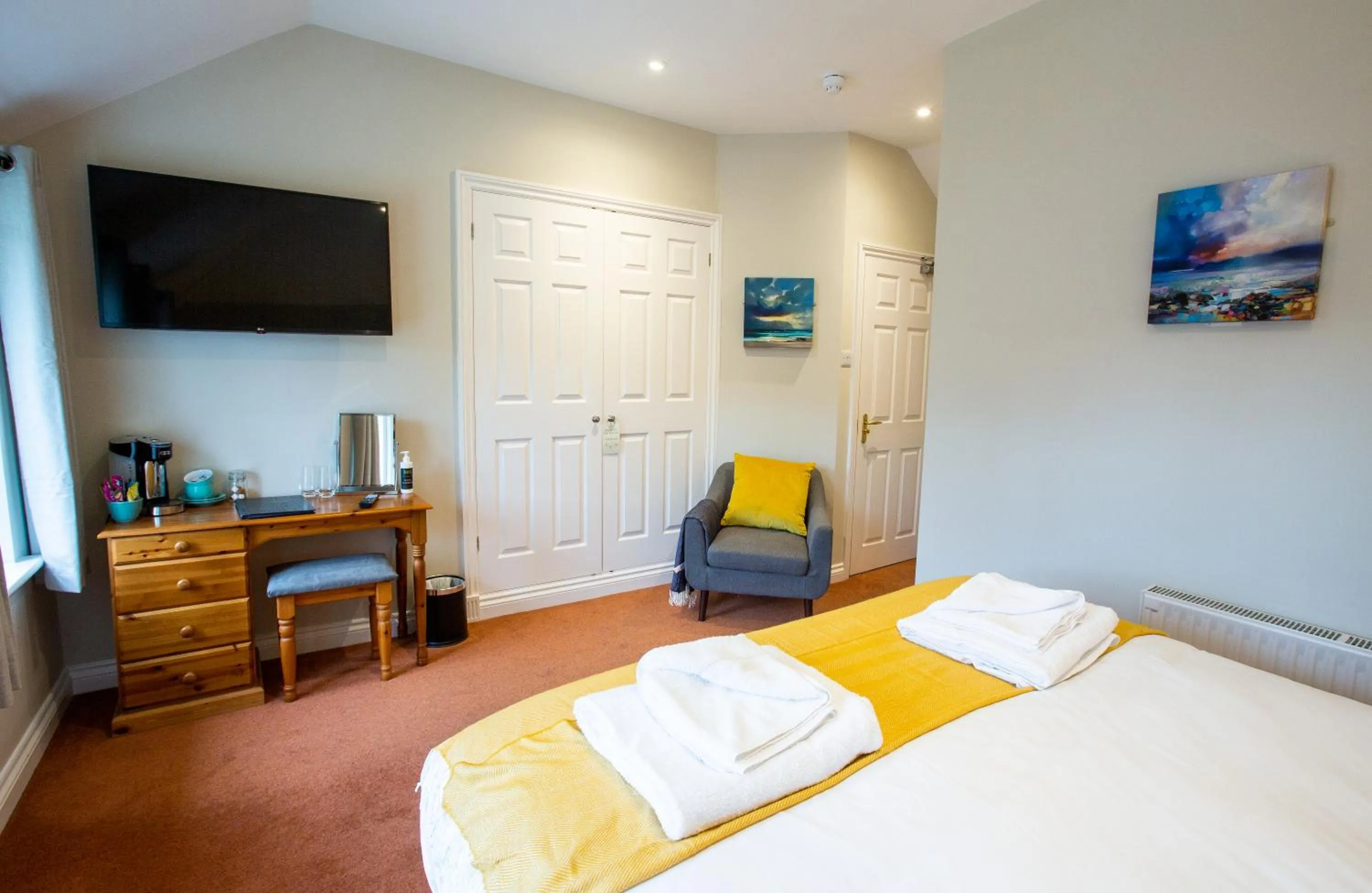 Bedroom, Bed in The Three Lions