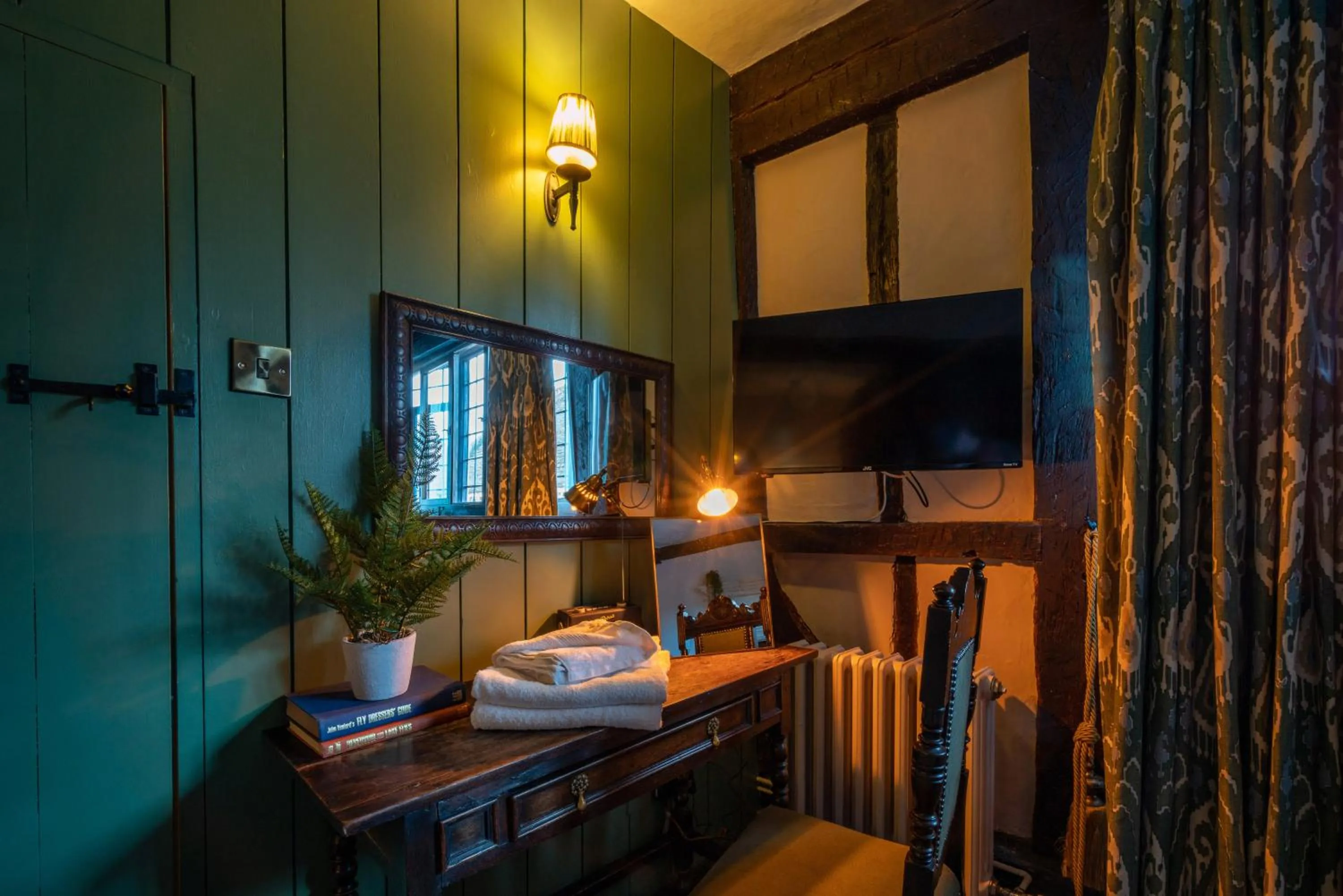 Bedroom, Bed in The George Inn & Plaine