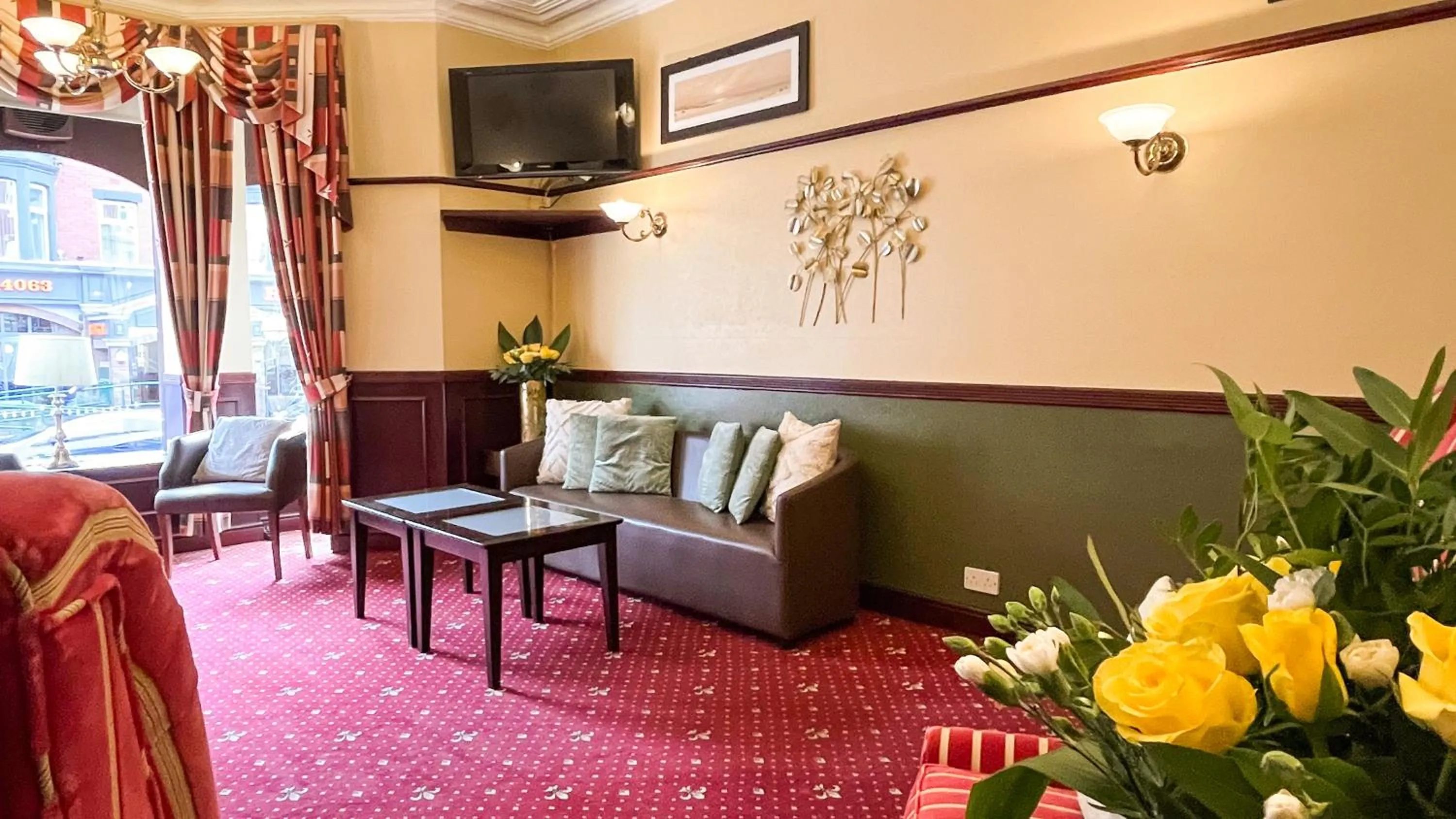 Lobby or reception in Sutcliffe Hotel