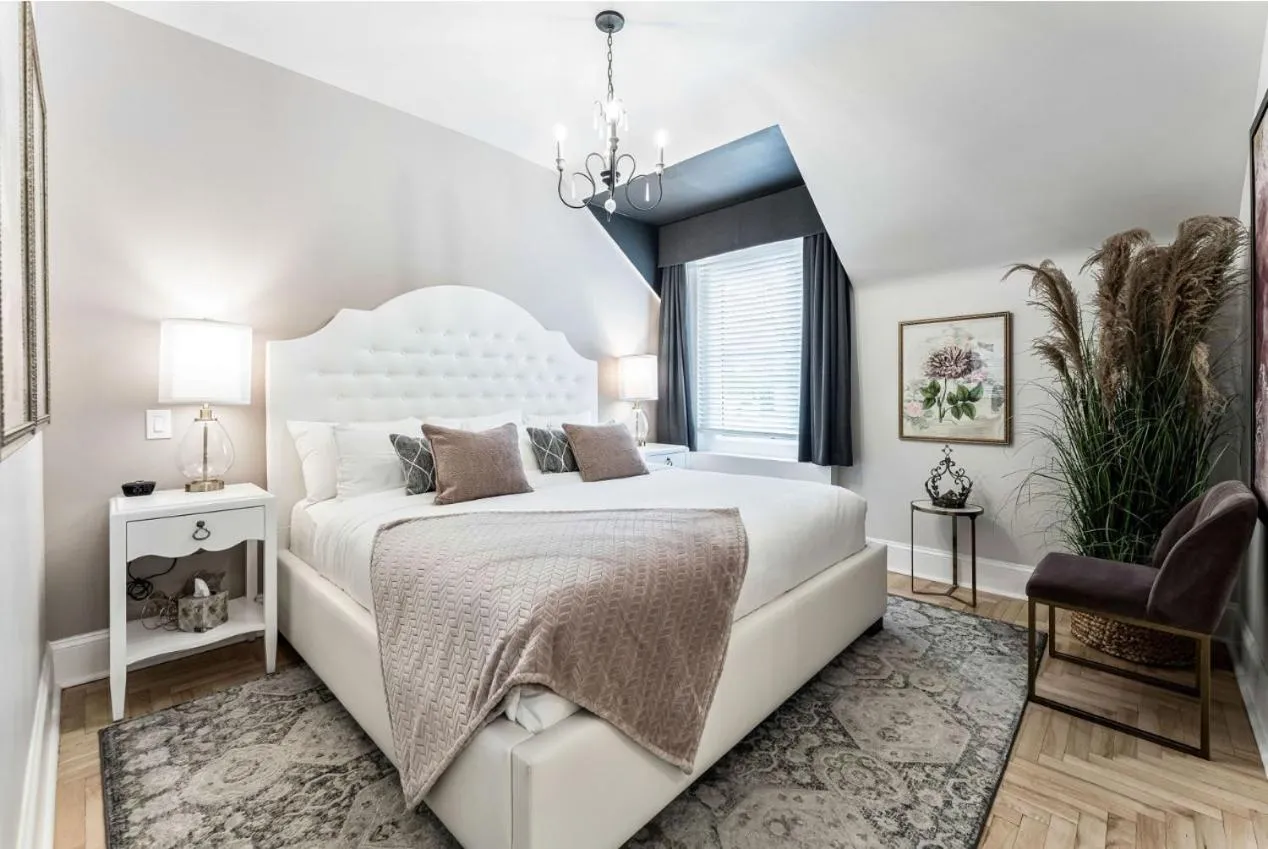 Bedroom, Bed in The Inn on Officers' Garden