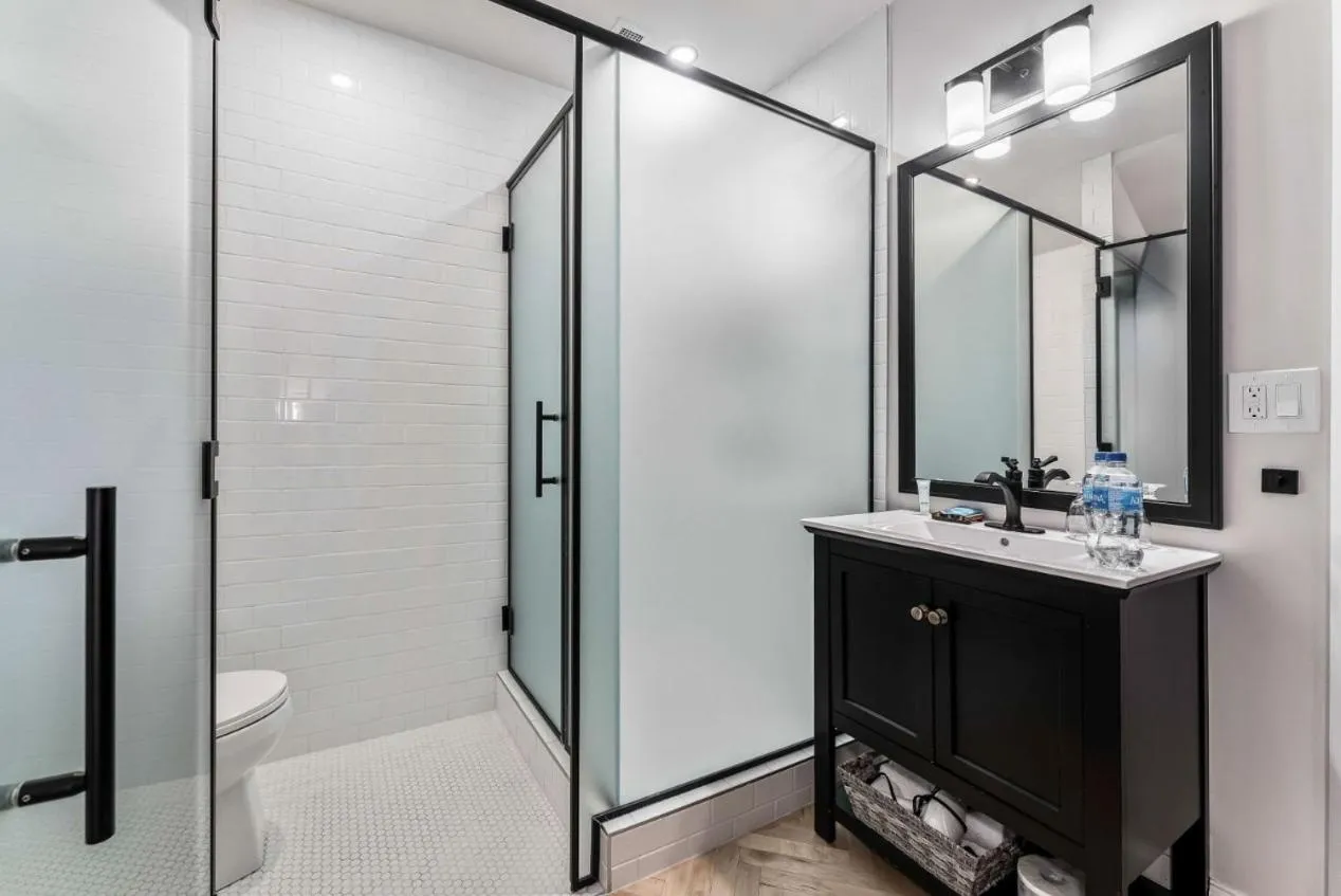 Shower in The Inn on Officers' Garden