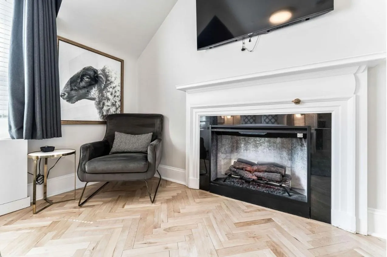 flat iron in The Inn on Officers' Garden