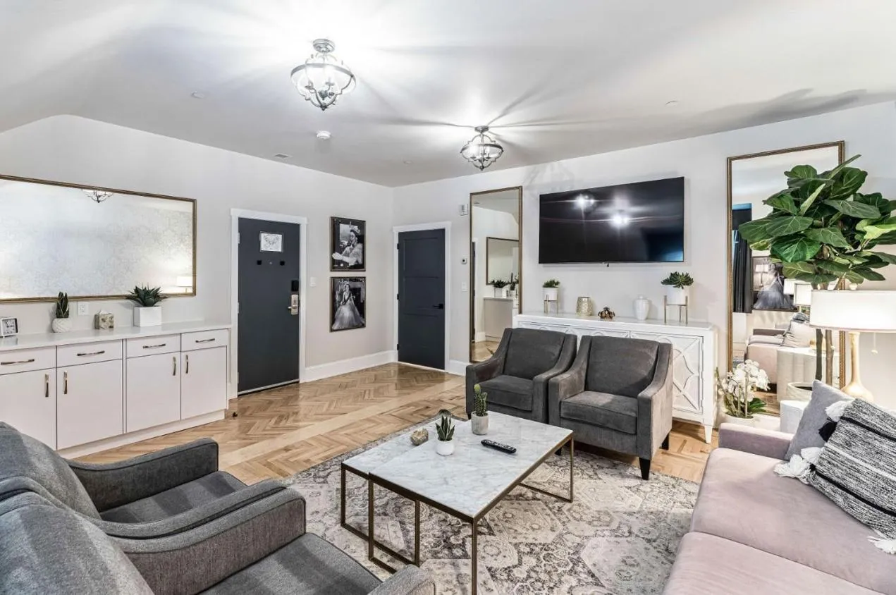 TV and multimedia in The Inn on Officers' Garden