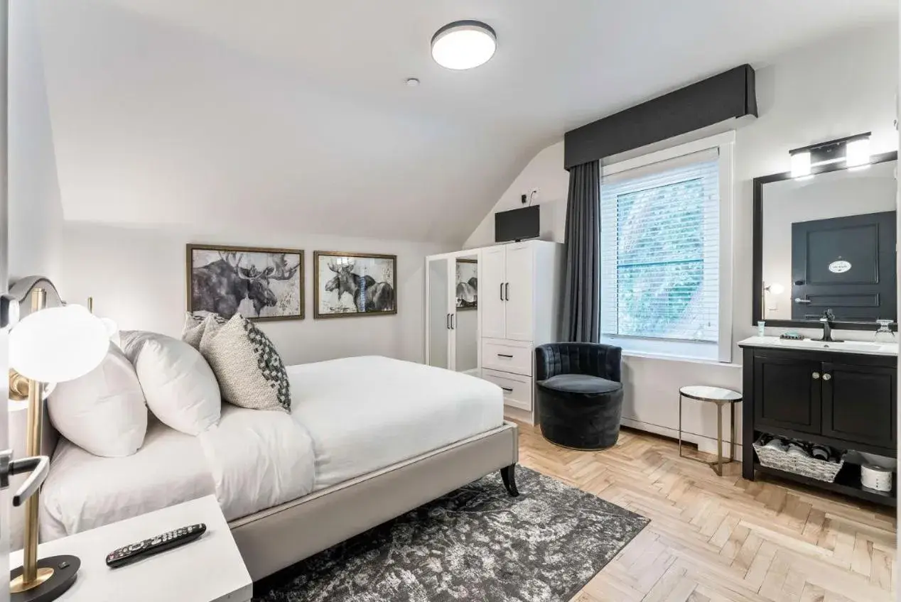 Queen Room in The Inn on Officers' Garden Queen Room in The Inn on Officers' Garden