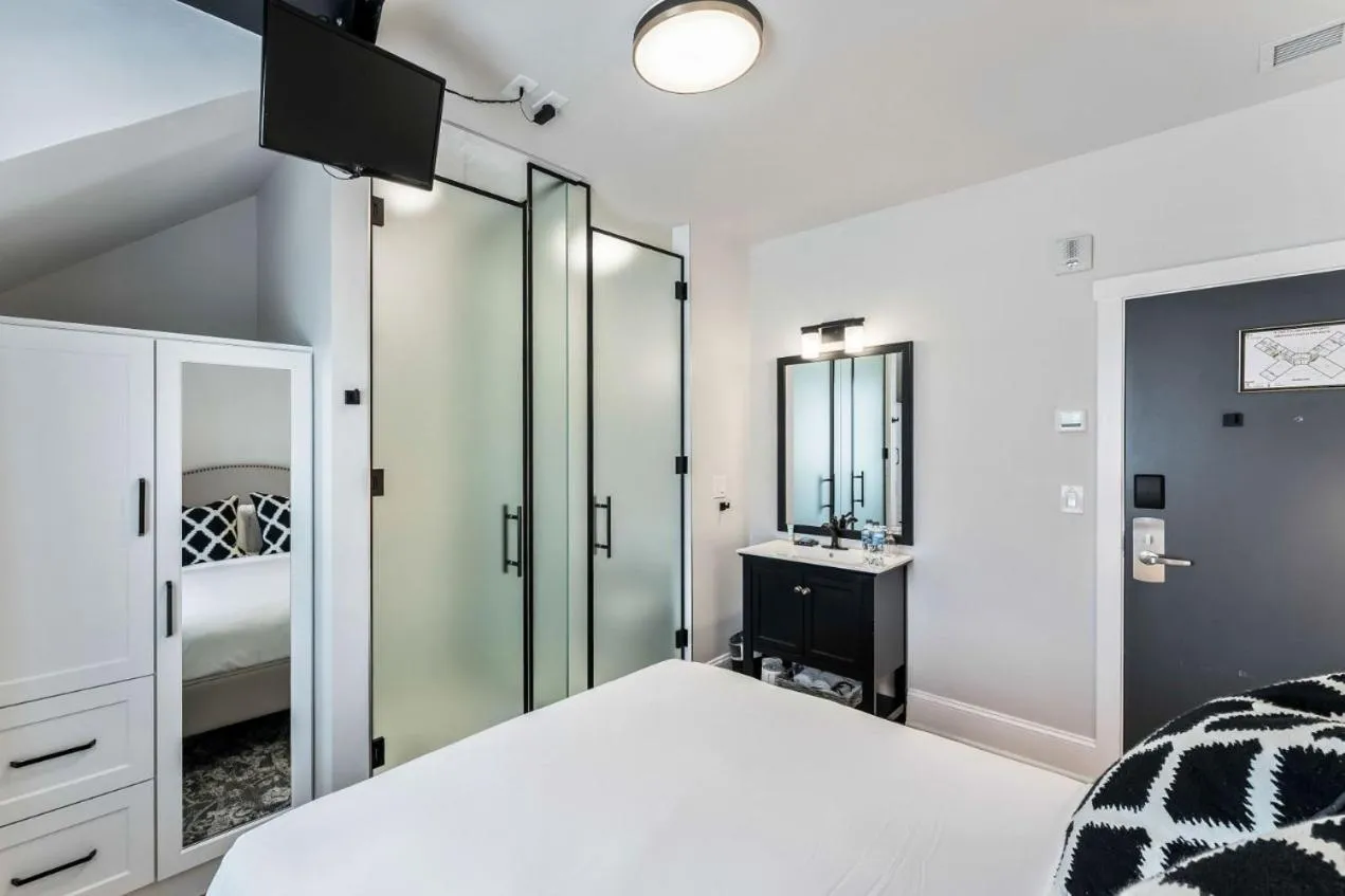 Photo of the whole room, Bed in The Inn on Officers' Garden