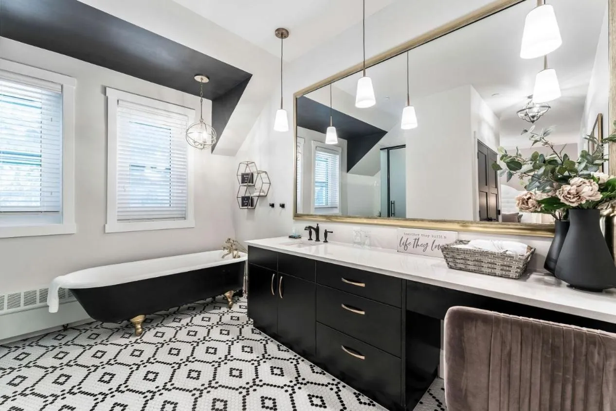 Bathroom in The Inn on Officers' Garden