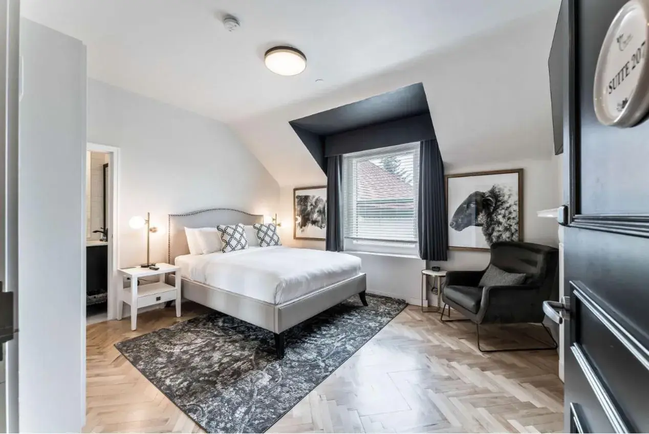 Deluxe Queen Room in The Inn on Officers' Garden Deluxe Queen Room in The Inn on Officers' Garden