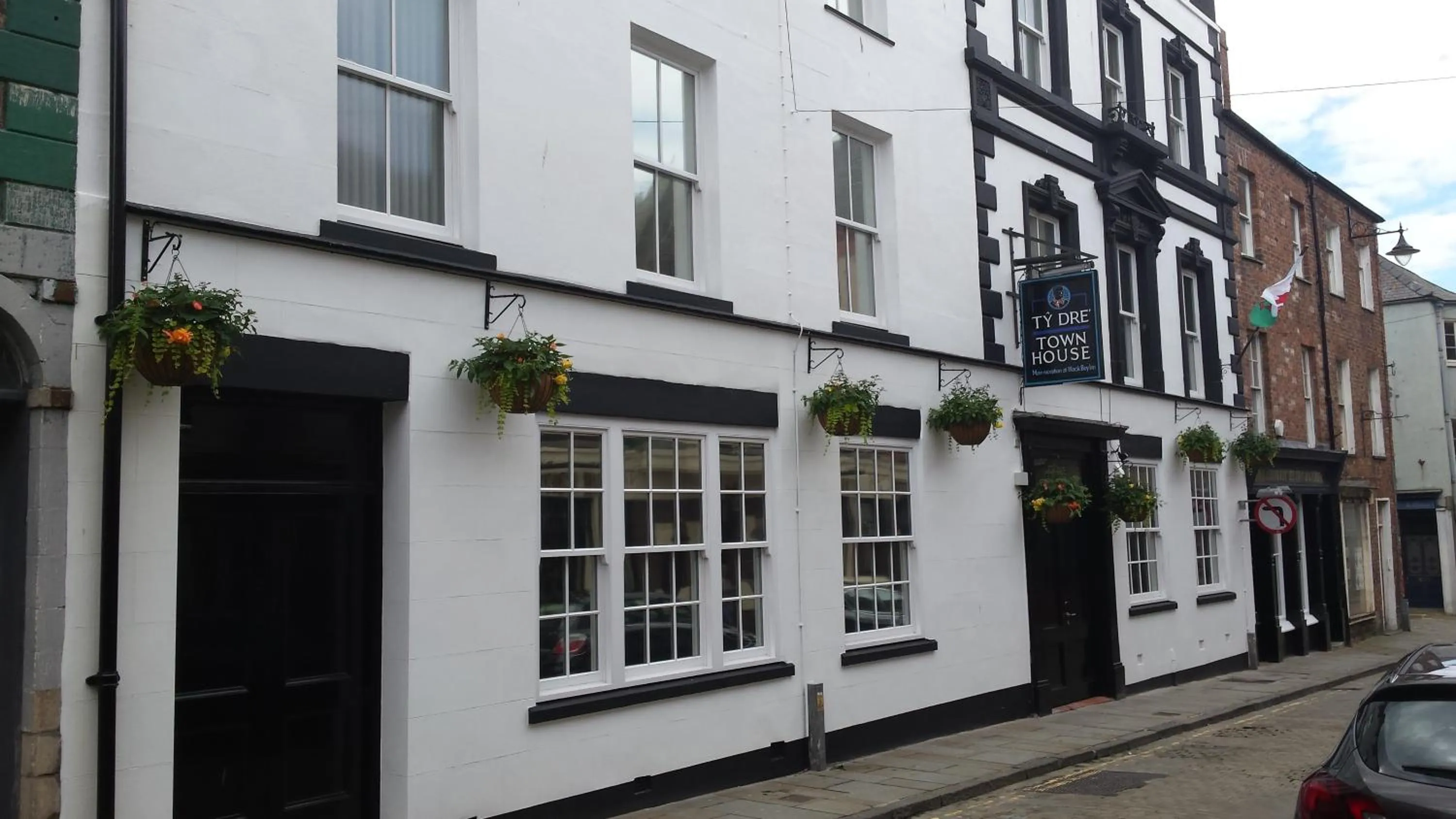 Facade/entrance in Ty Dre Town House